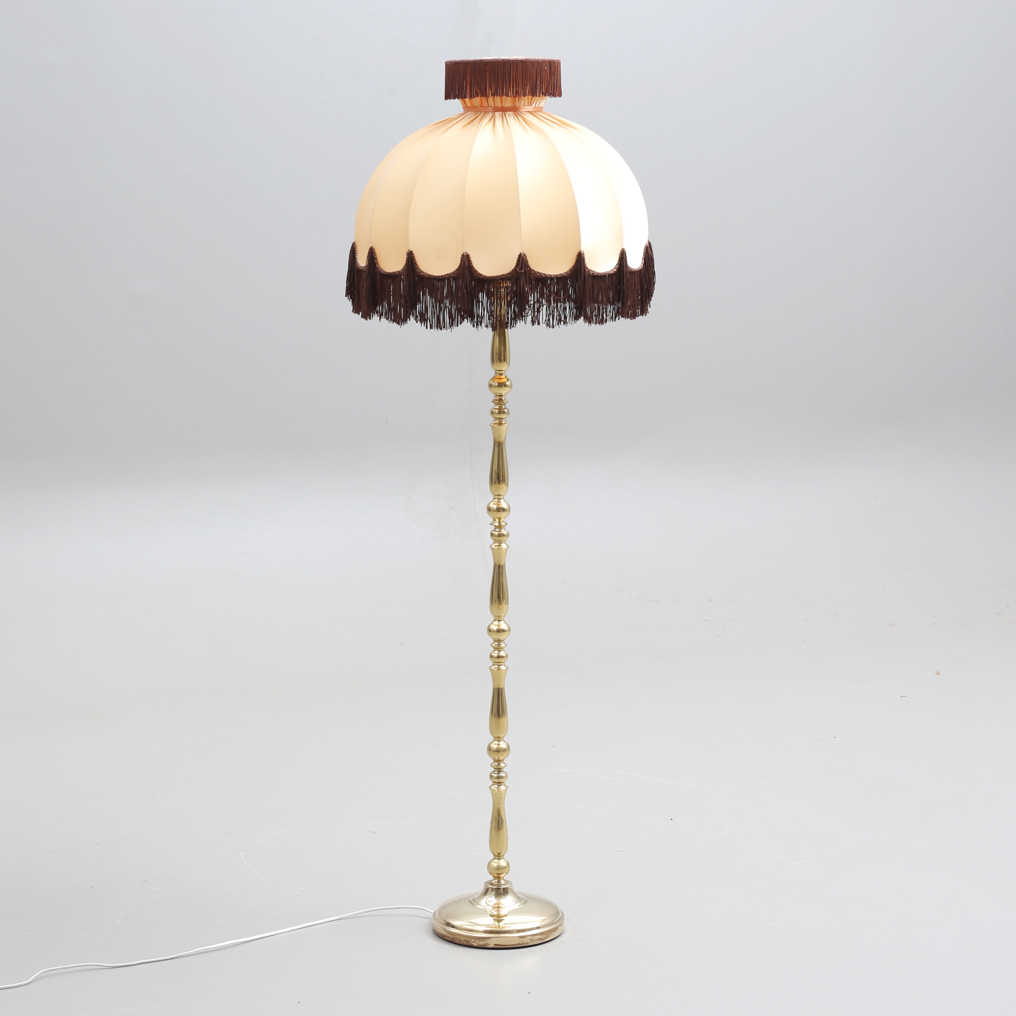 GOLVLAMPA, gulmetall, Ivars, typ 107.