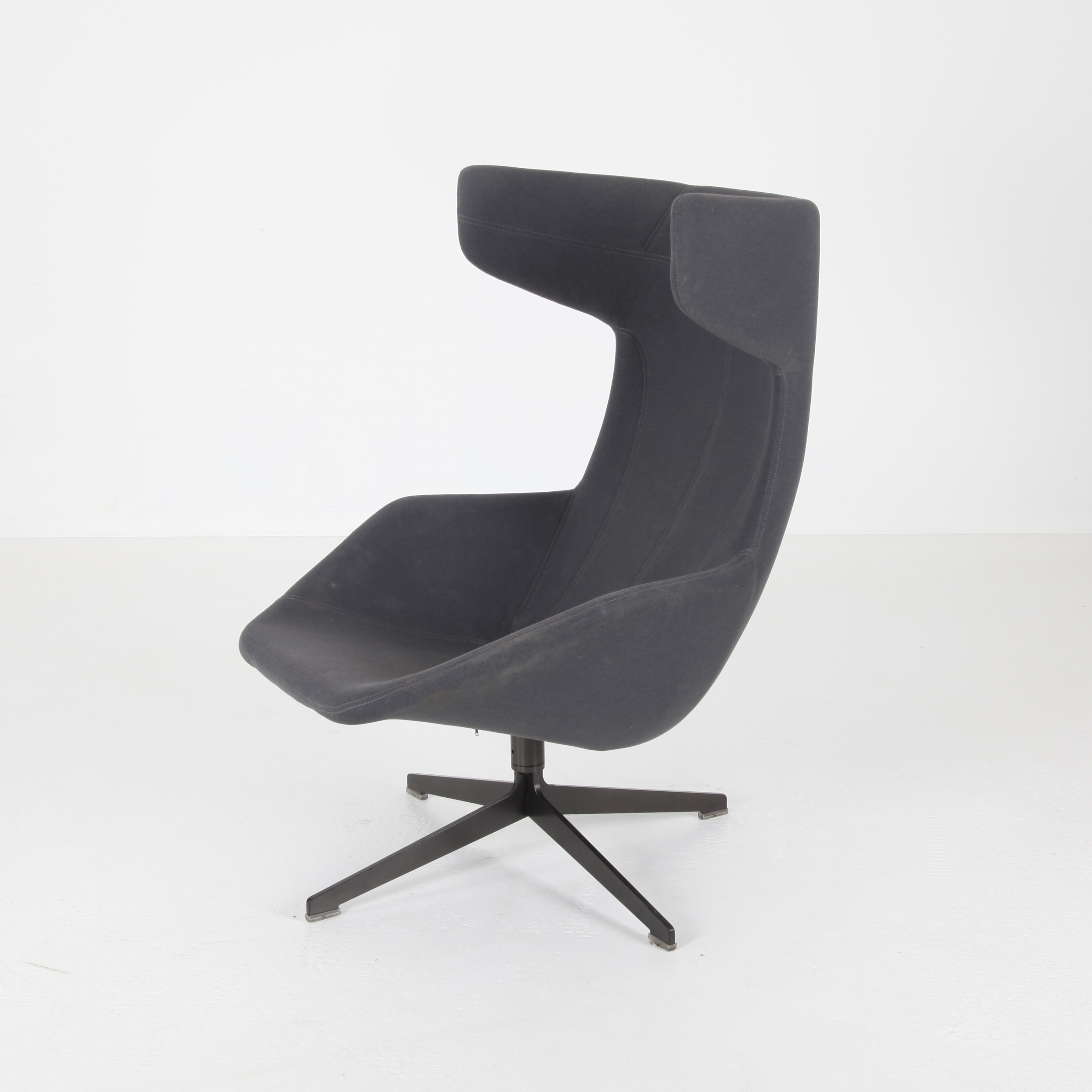 ALFREDO HÄBERLI. Fåtölj med fotpall, "Take a line for a walk", Moroso, Italien.