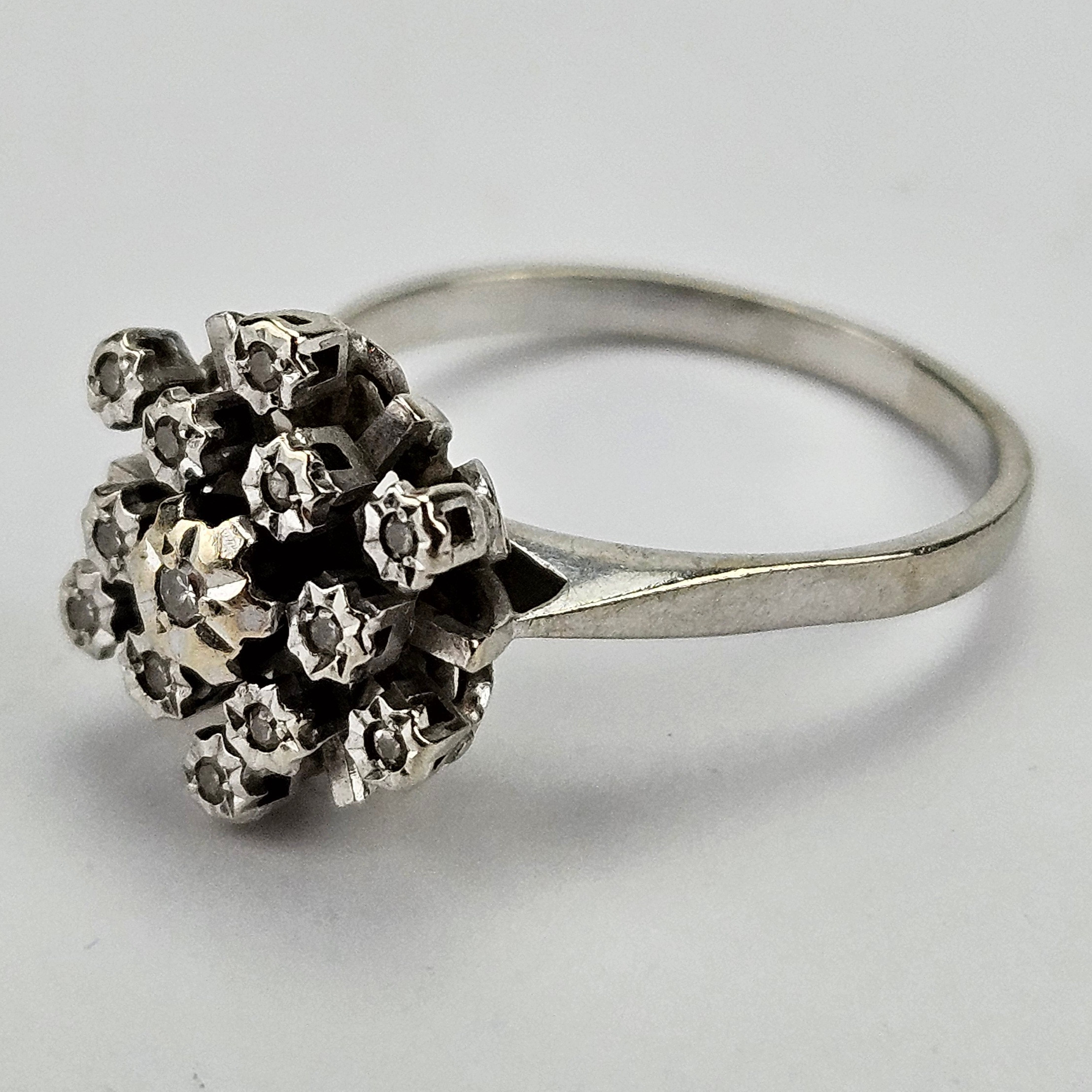 RING, vitguld, 18K, med slipade diamanter, total vikt ca. 4,3 gram.