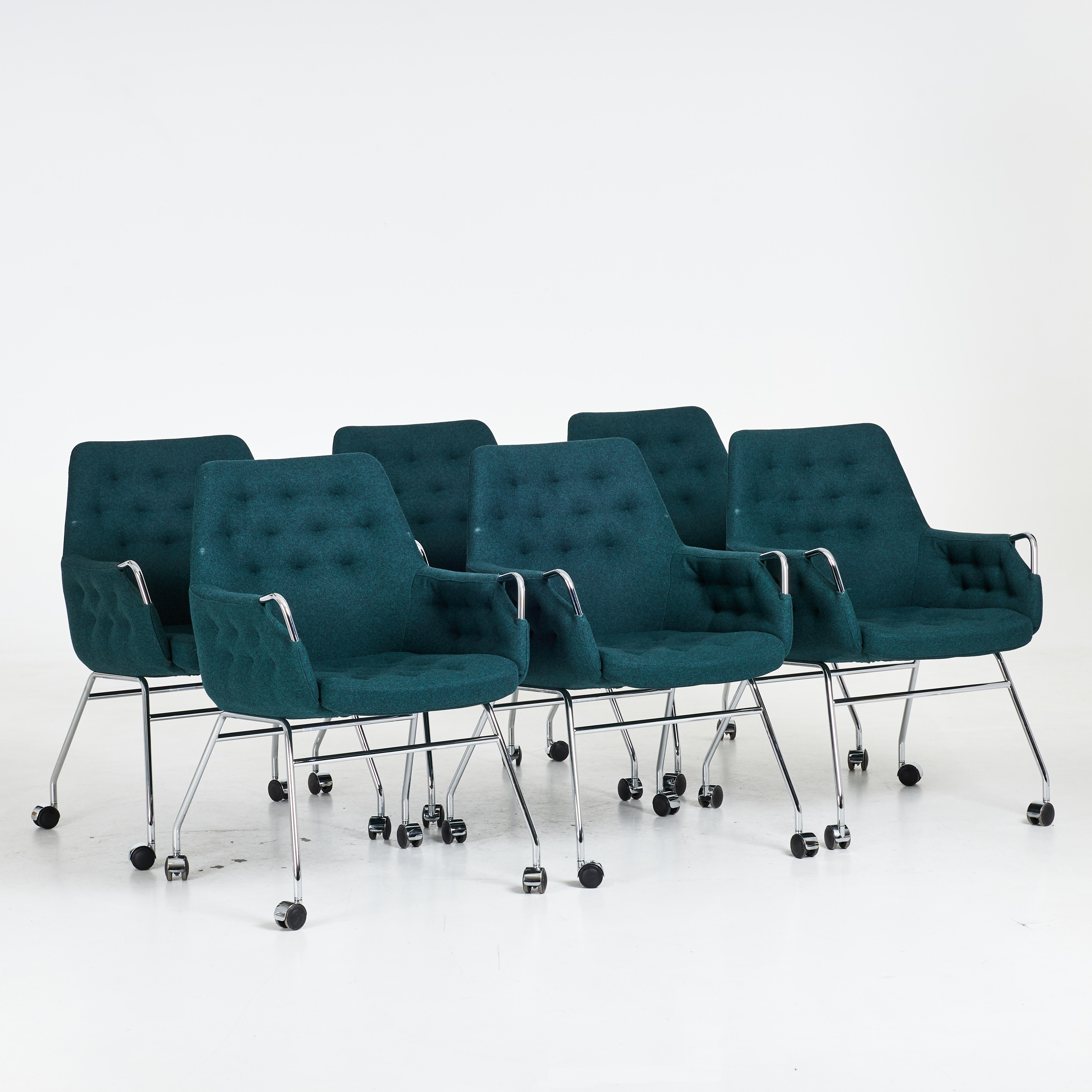 BRUNO MATHSSON. Fåtöljer, 6 st, "Milton", kromad stomme, textilklädsel, på hjul.