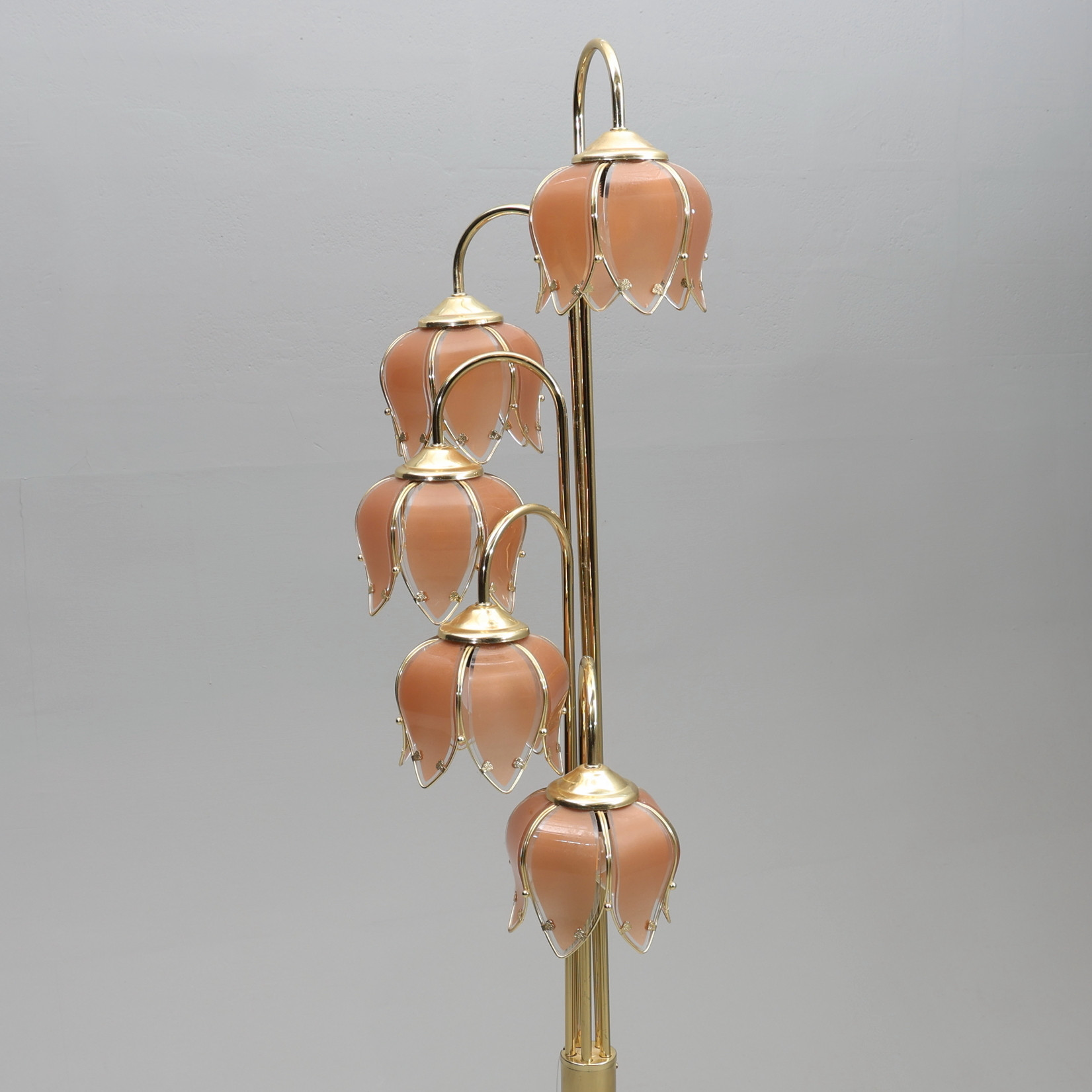 GOLVLAMPA. Glas, gulmetall, fot i sten.