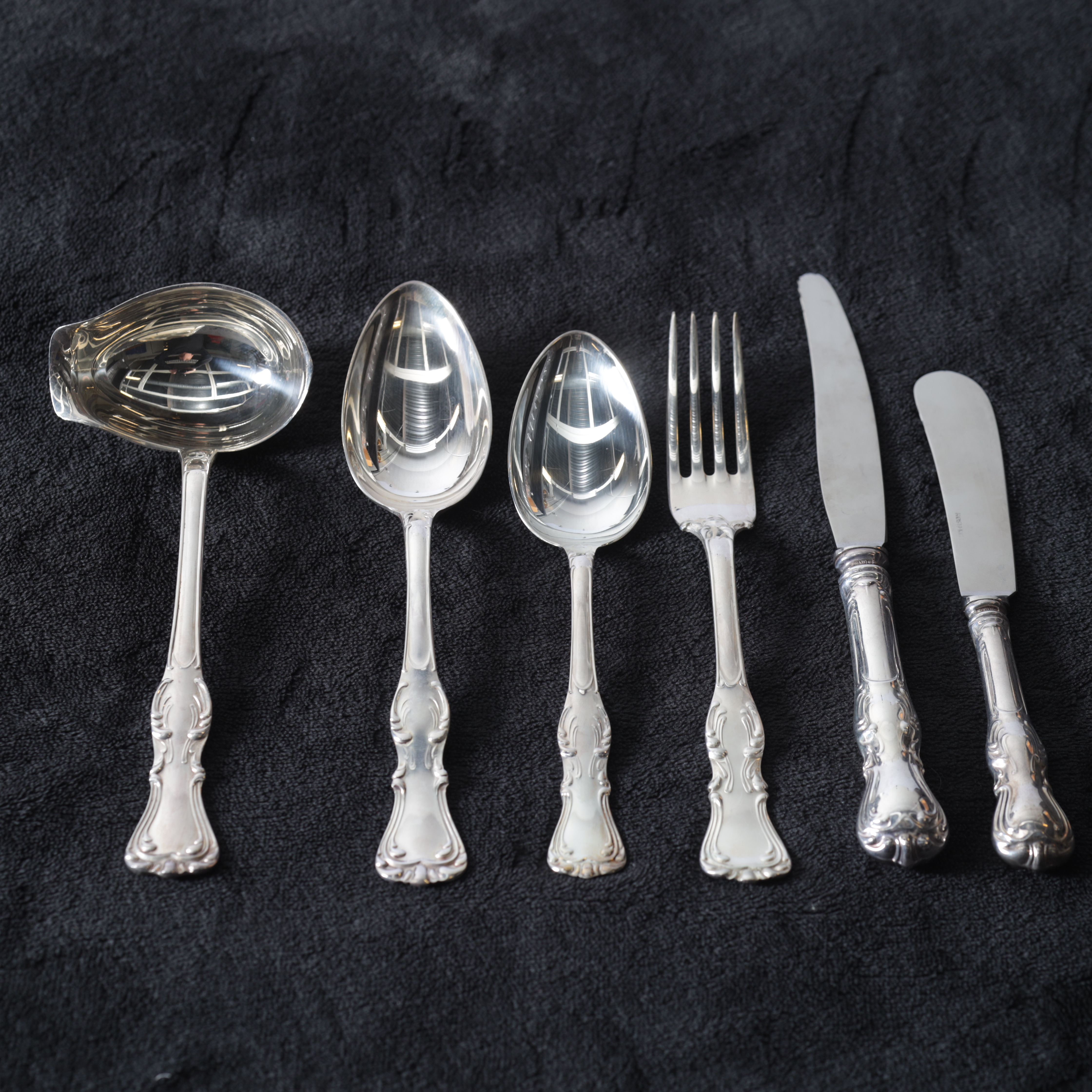 BESTICK, 49 delar, silver, mod. "Prins Albert", GAB, 1900-talets andra hälft. Totalvikt ca 2560 gram inklusive knivarnas stålblad.