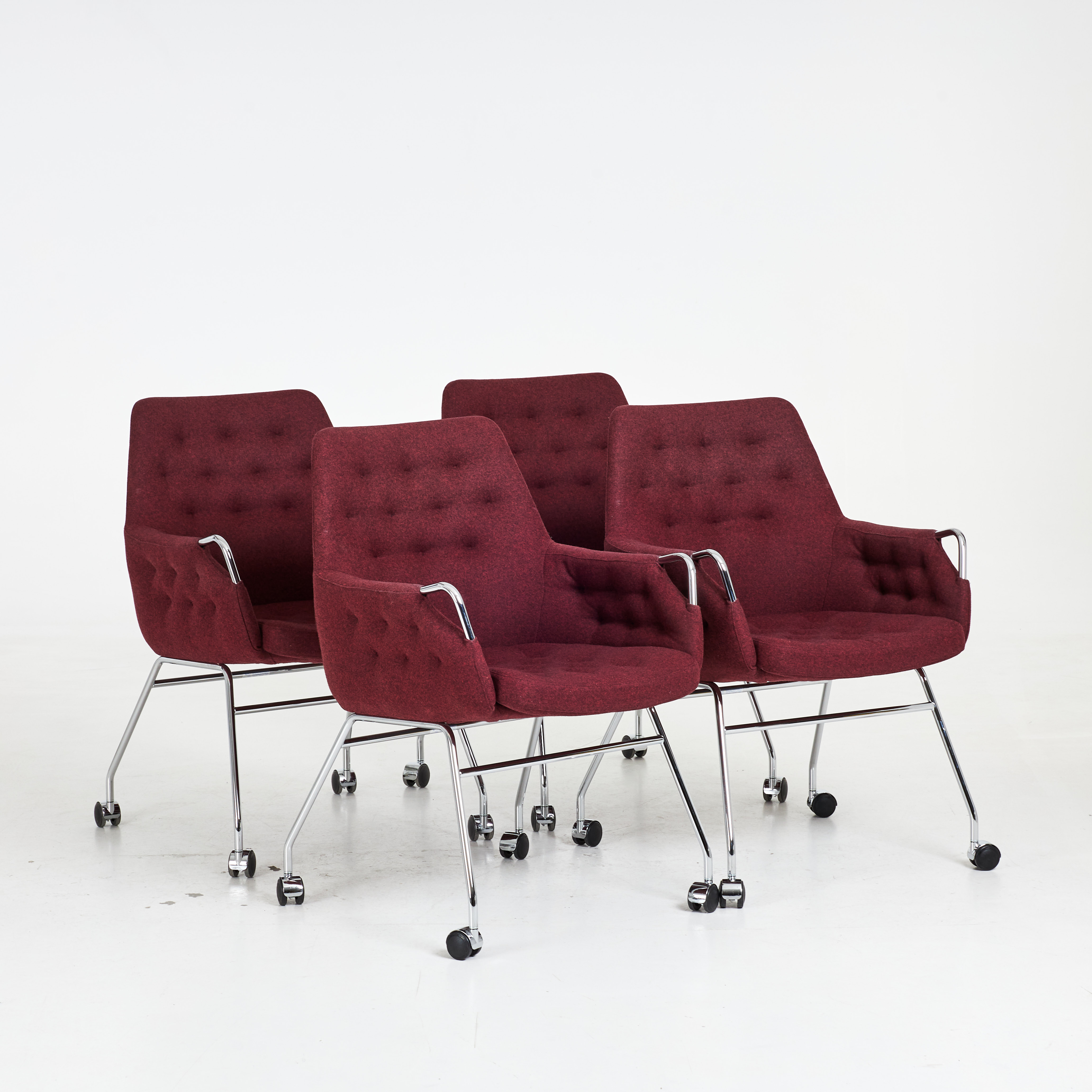 BRUNO MATHSSON. Fåtöljer, 4 st, "Milton", kromad stomme, textilklädsel, på hjul.
