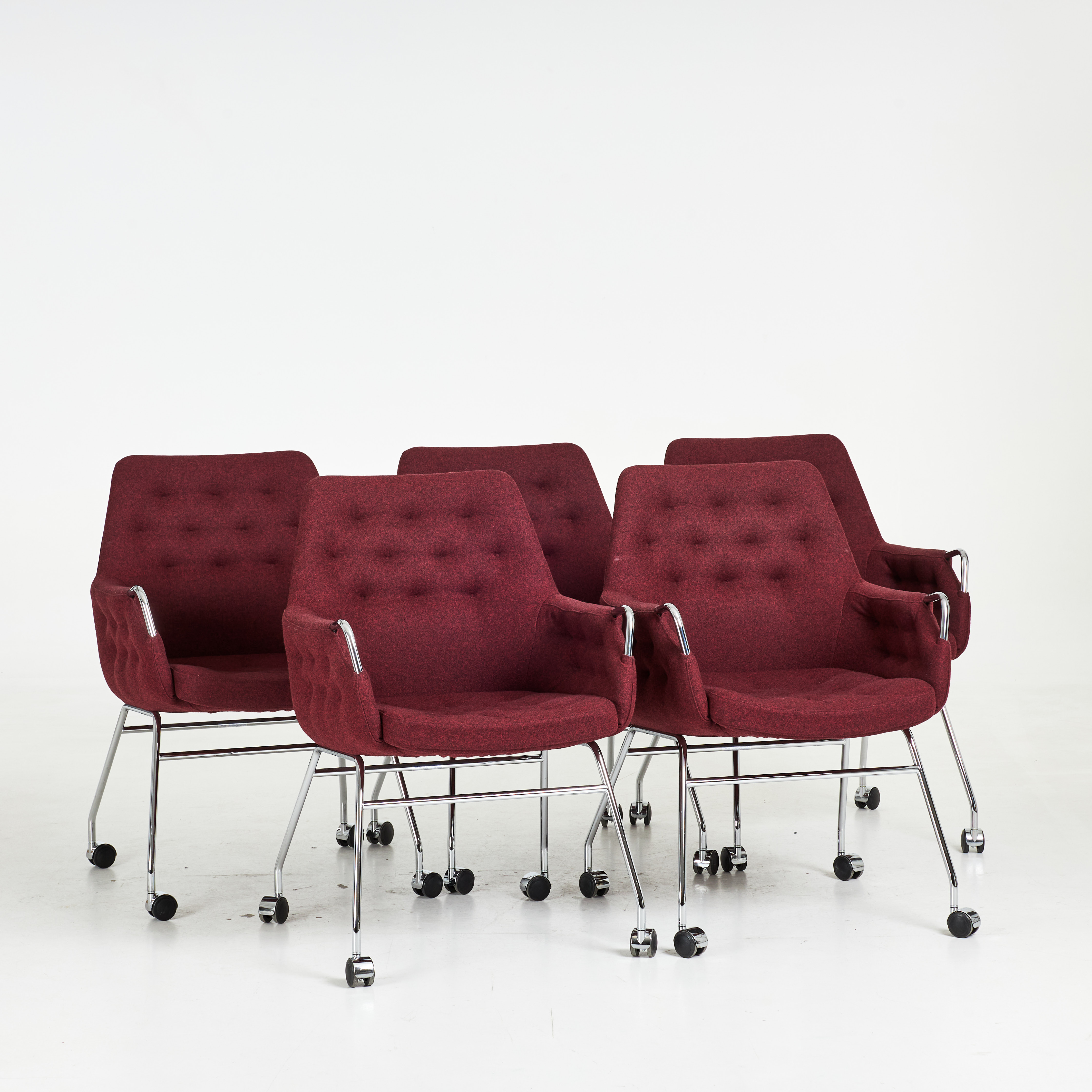BRUNO MATHSSON. Fåtöljer, 5 st, "Milton", kromad stomme, textilklädsel, på hjul.