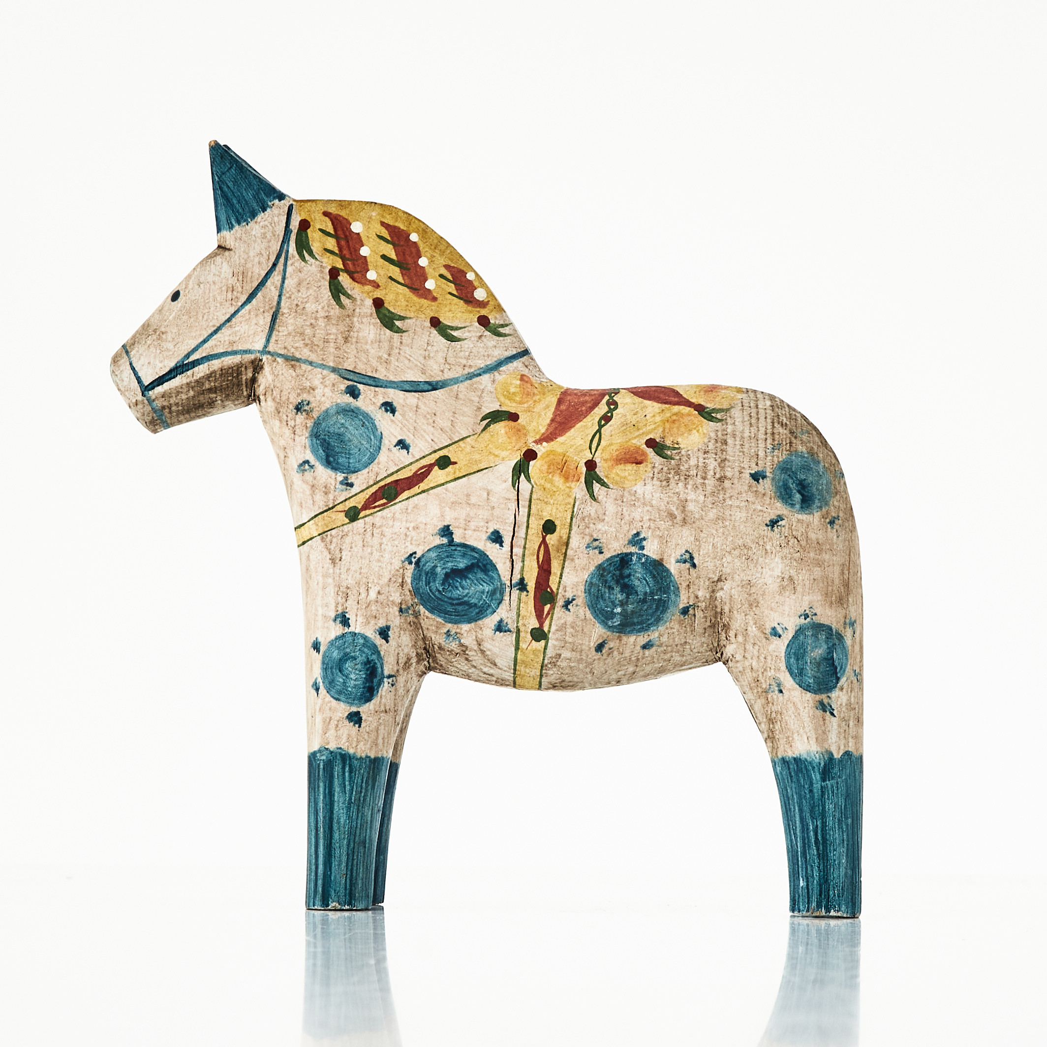 DALAHÄST, krusad i blått, gult och grön mot vit botten, monogramsignerad, Vikarbyn.