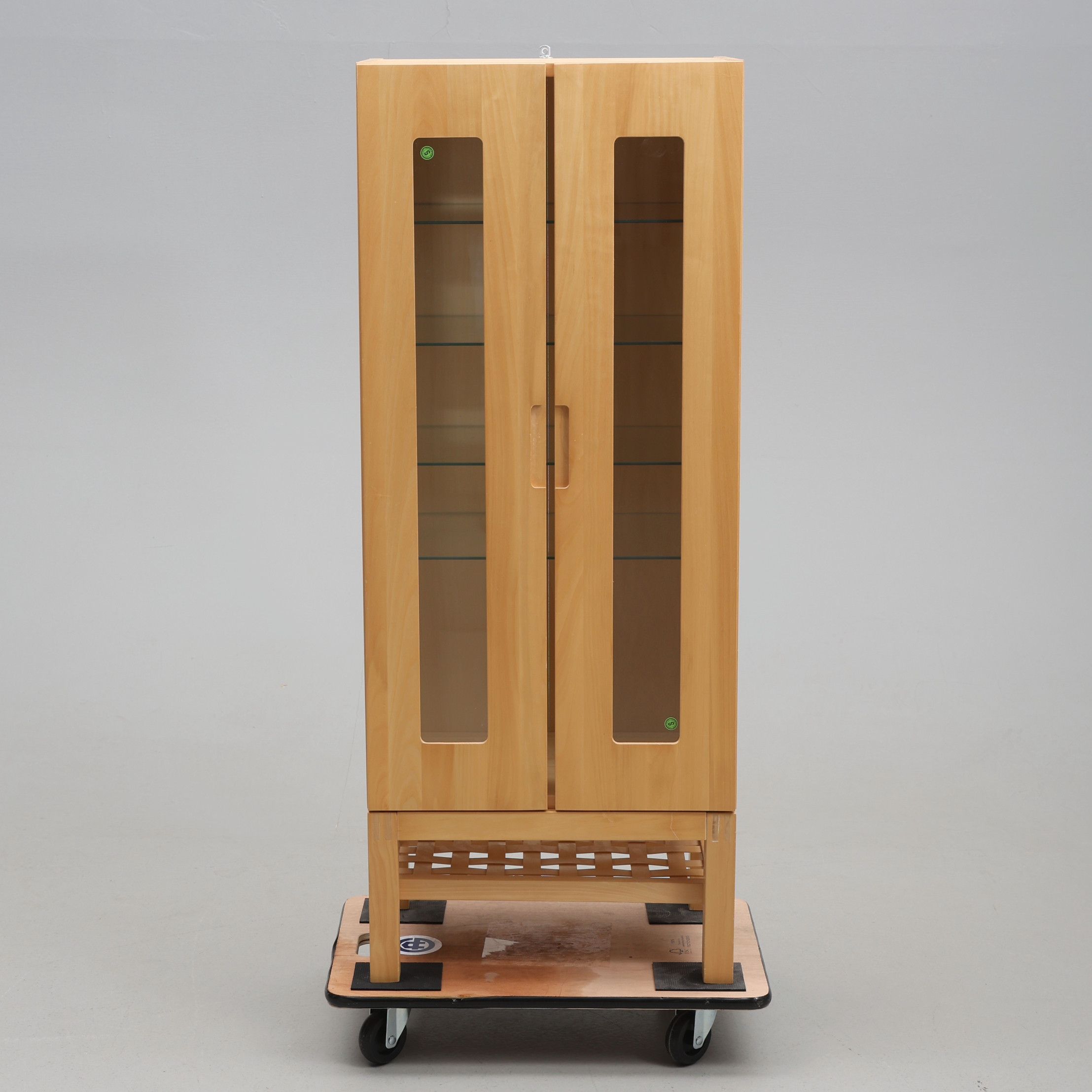 KNUT & MARIANNE HAGBERG. Vitrinskåp, massivt lövträ, "Ottenby", IKEA.