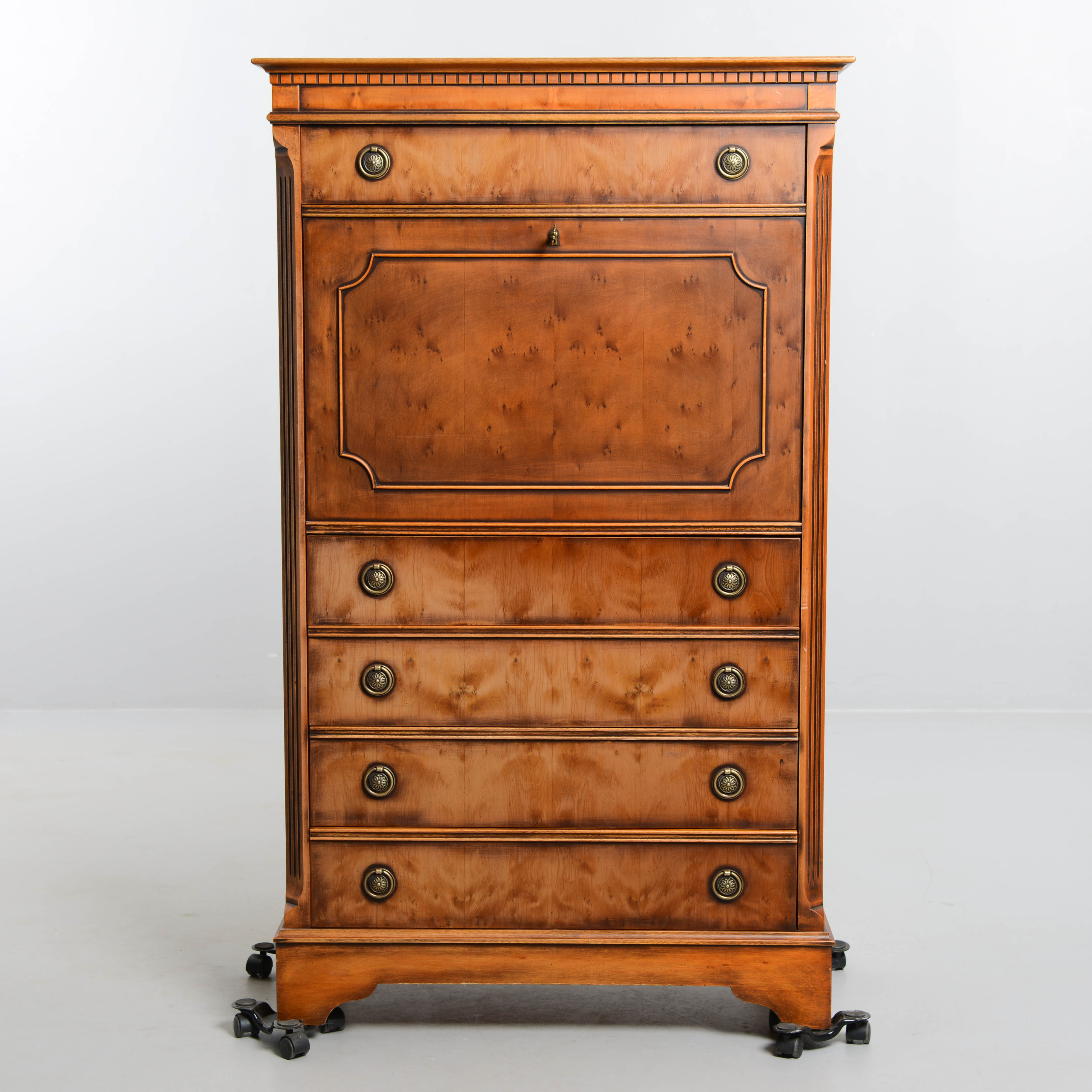 CHIFFONJE, engelsk stil, 1900-tal.