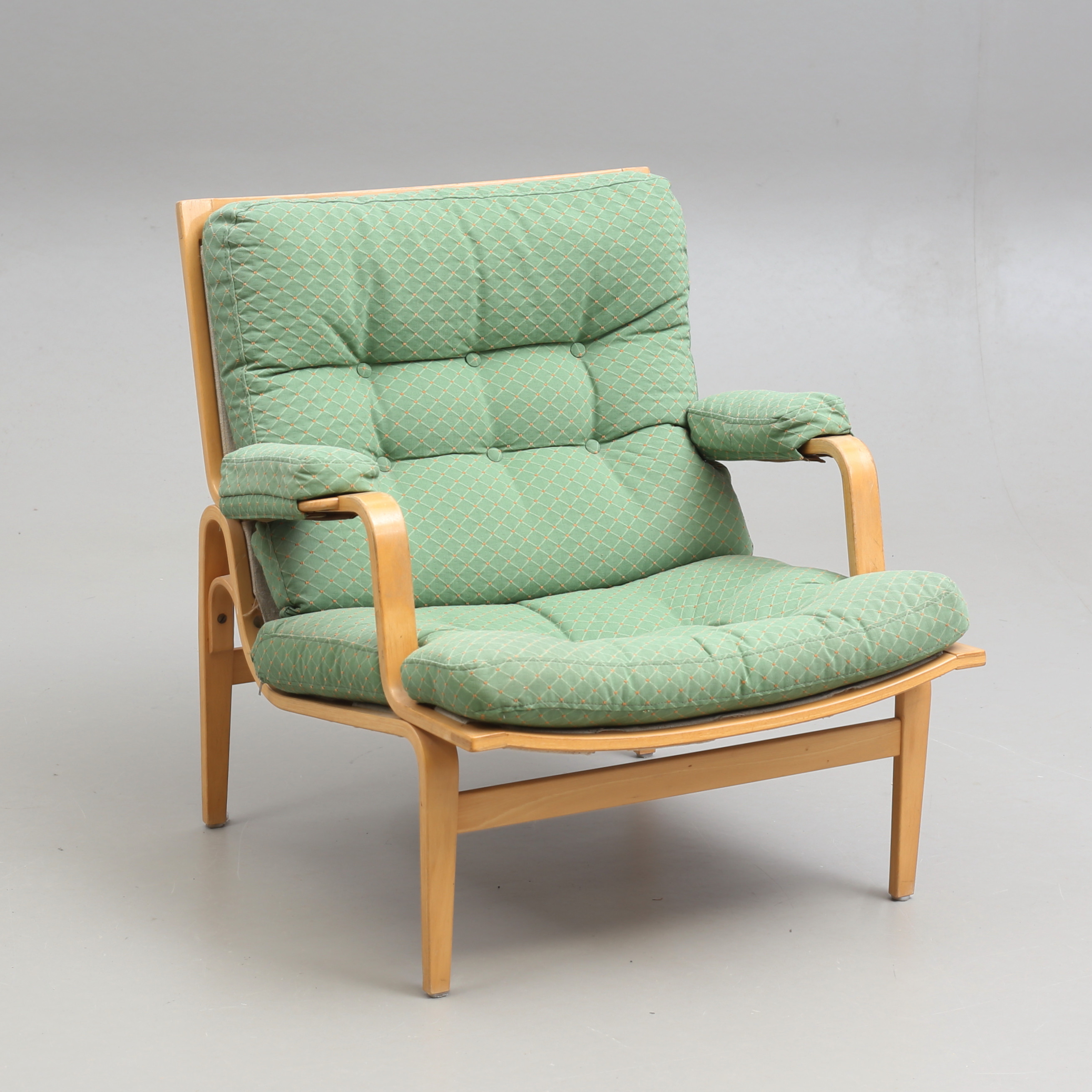 BRUNO MATHSSON. Fåtölj, böjträ/textil, "Ingrid", DUX.