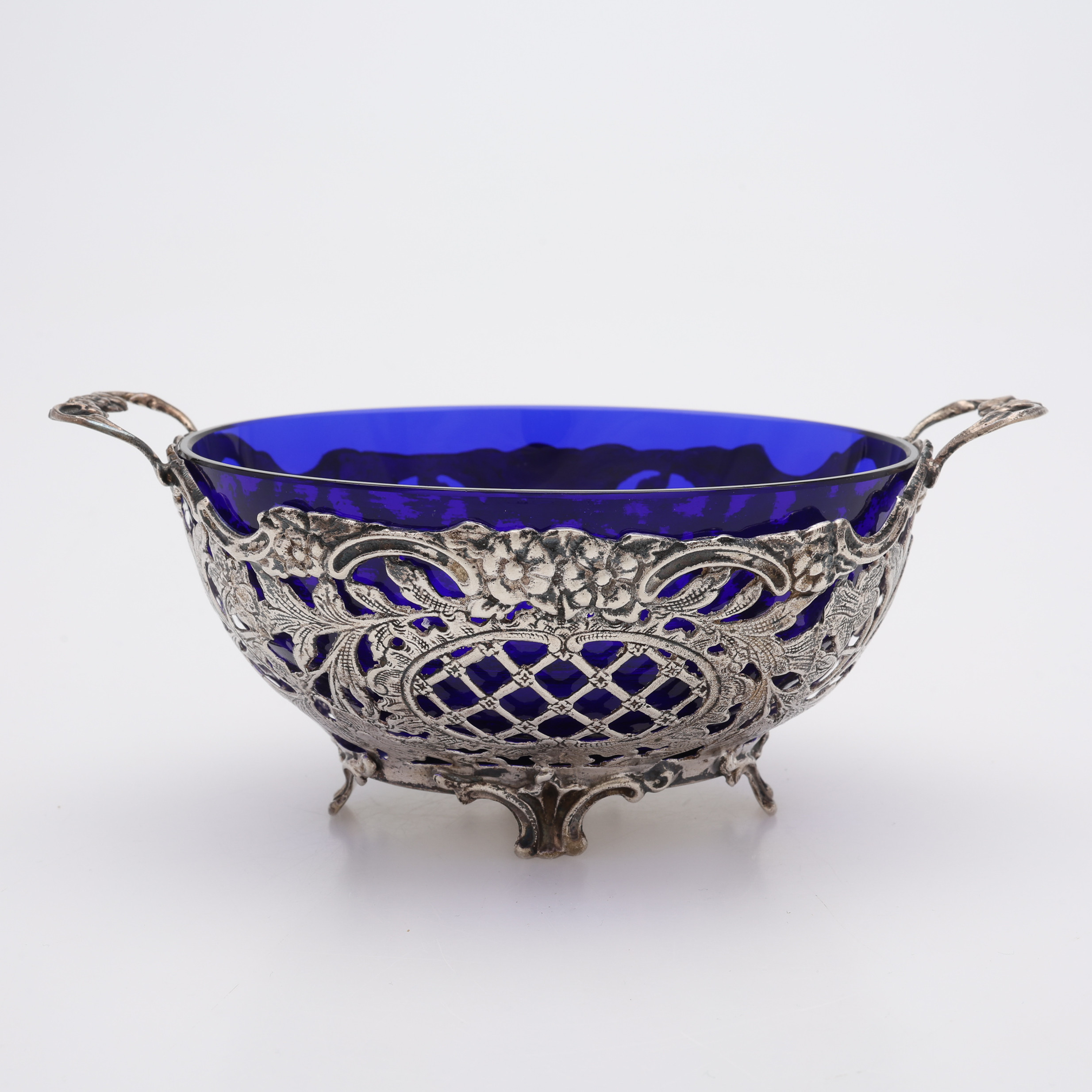 SKÅL AV SILVER MED BLÅ GLASINSATS, J.L HULTMAN, STOCKHOLM 1953. 116 g exklusive insats.