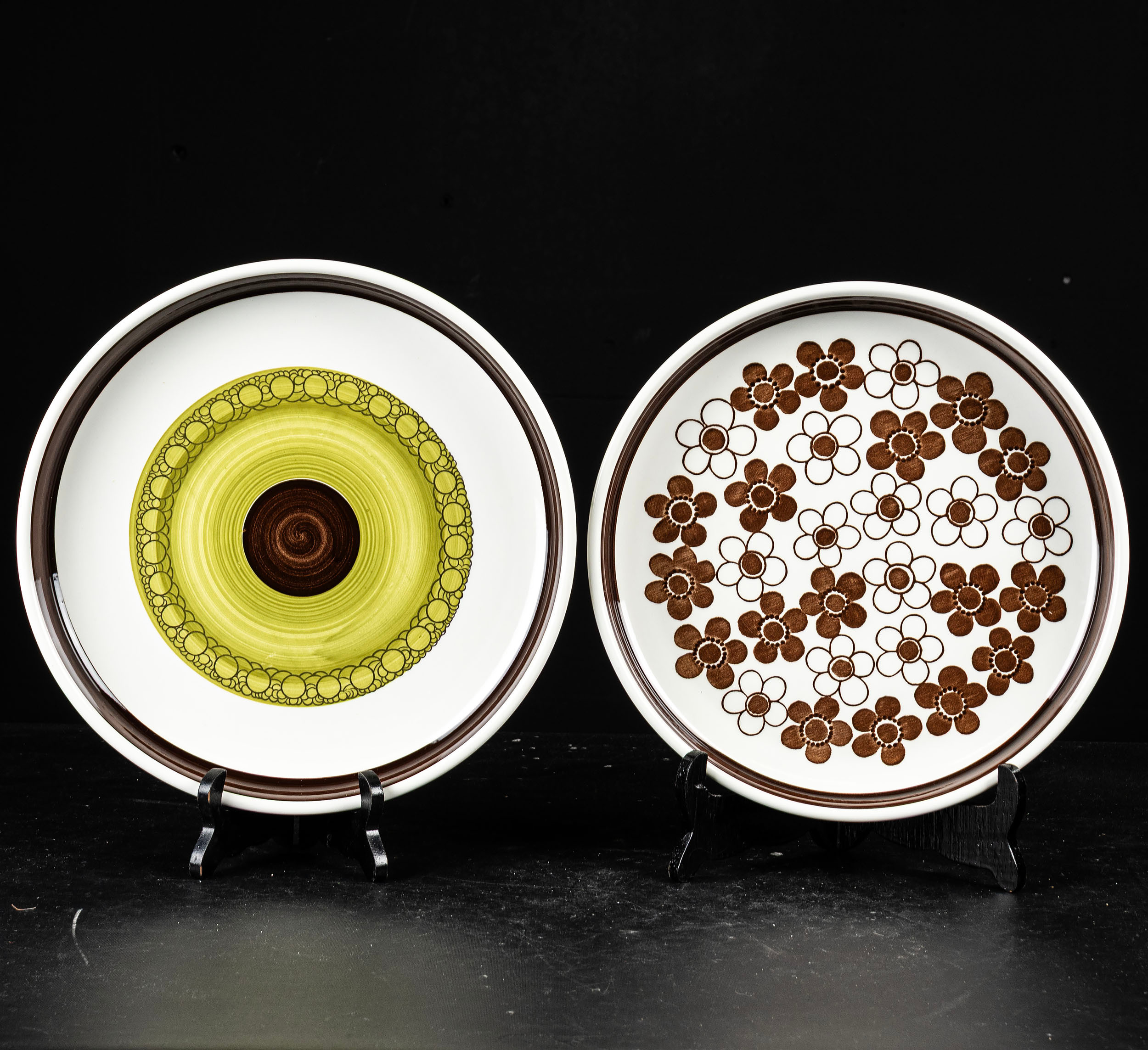 MARIANNE WESTMAN. Uppläggningsfat, 2 st, b.la anemon, Rörstrand, 1900 - talets andra hälft.