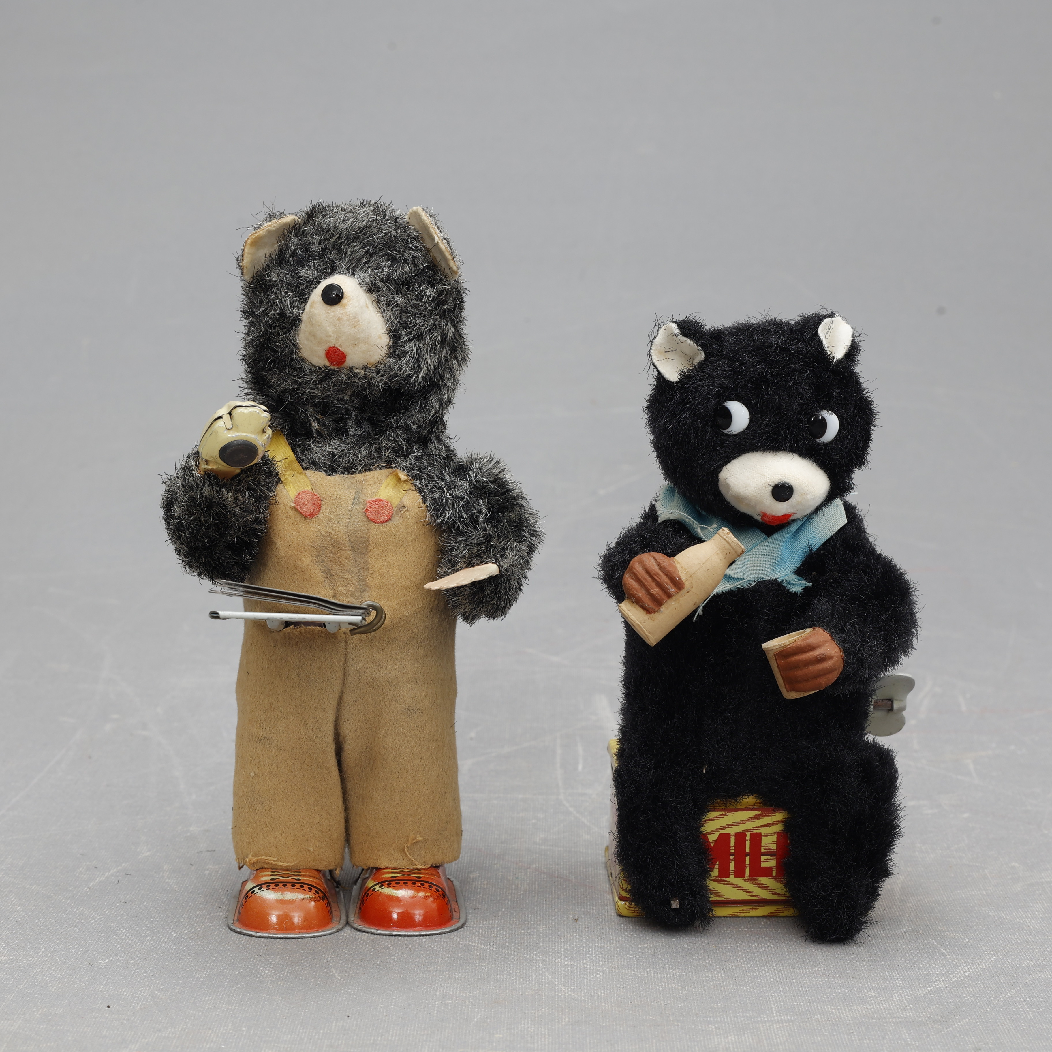 MEKANISKA LEKSAKER, 2 delar, "Chubby reading bear", "Hungy Cub",Japan, 1960-tal.