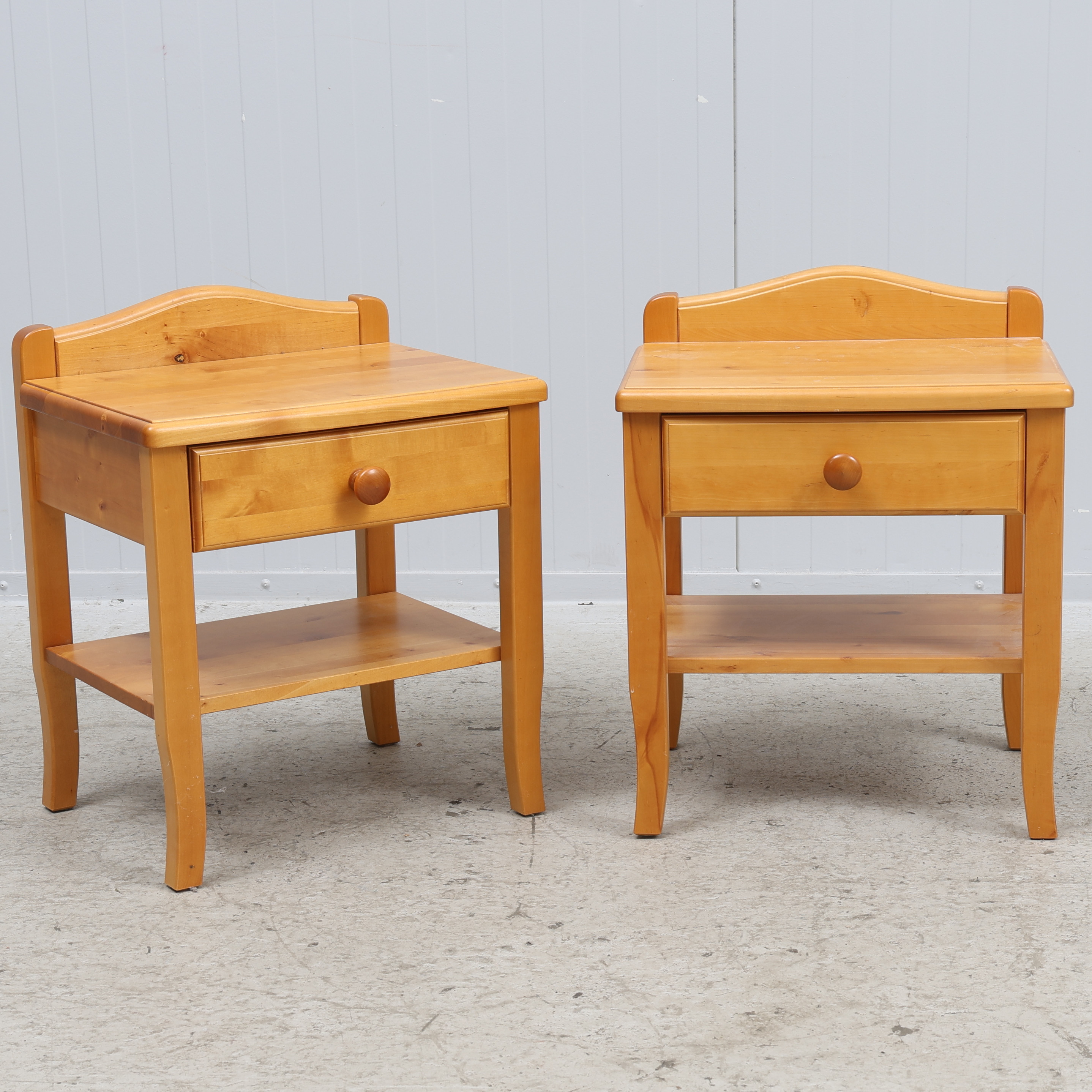 SÄNGBORD, ett par, lövträ, 1900-talets senare hälft.