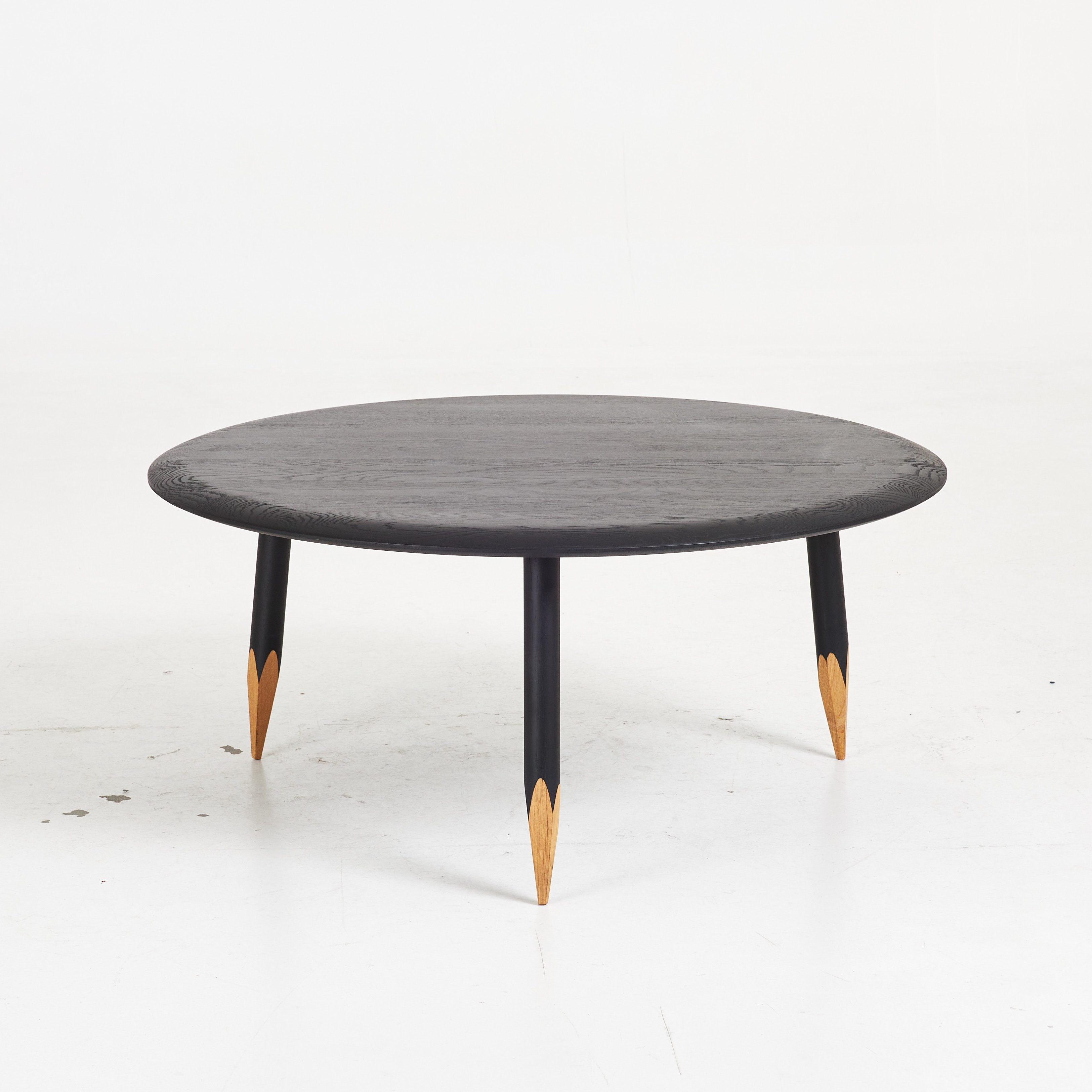 SAMUEL WILKINSON. Soffbord, "Hoof Tabel SW2", för &Tradition, bemålad ek.