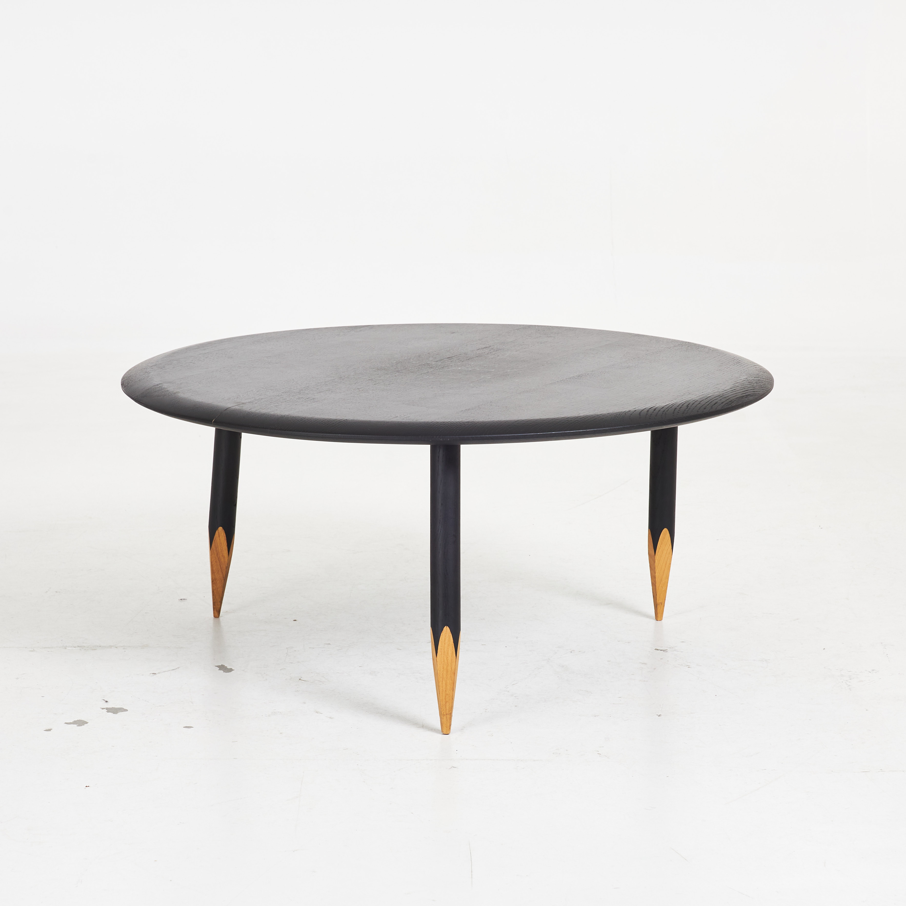 SAMUEL WILKINSON. Soffbord, "Hoof Tabel SW2", för &Tradition, bemålad ek.