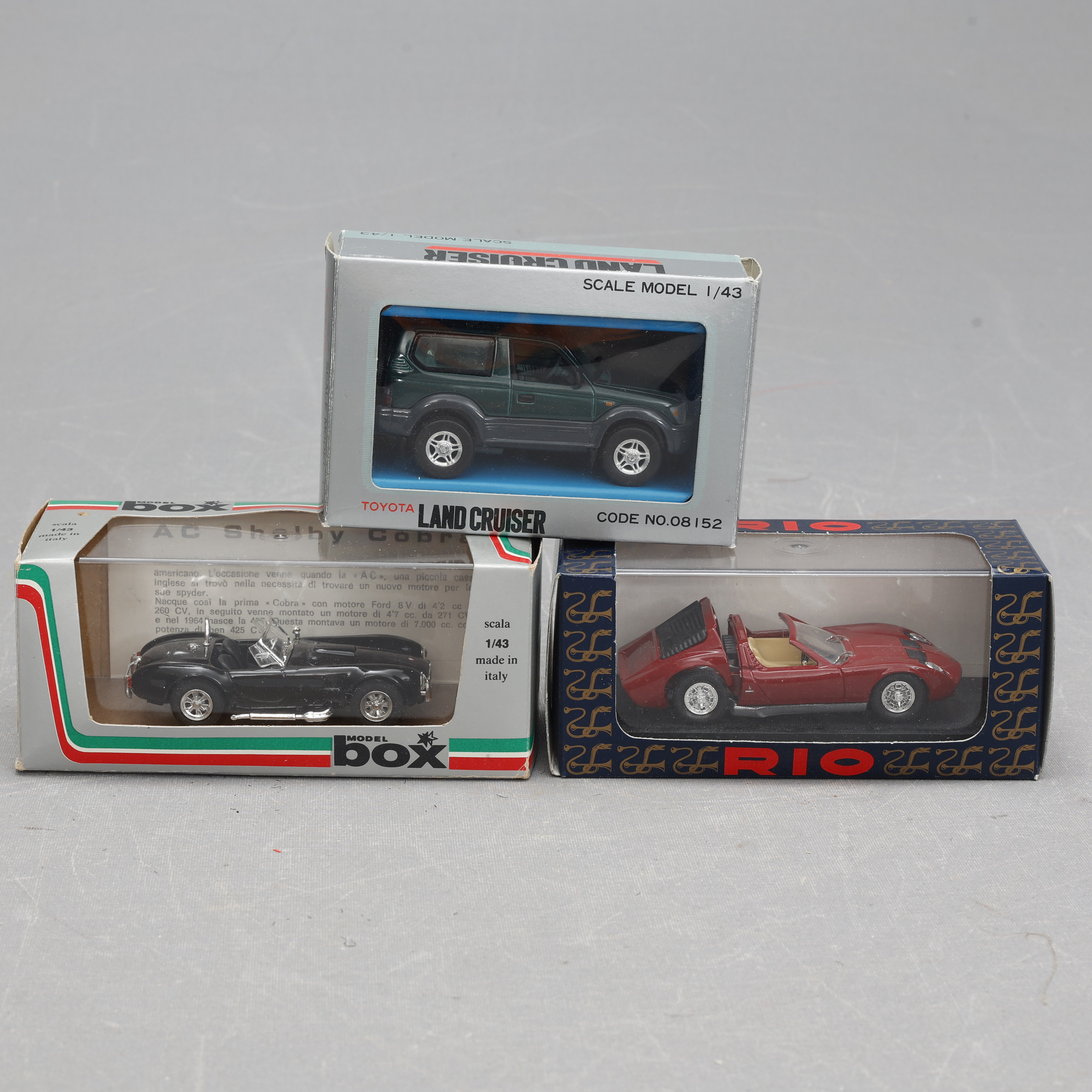 MODELLBILAR, 3 stycken, Lamborgini,AC Shelby Cobra, Land Cruiser, 1:43.