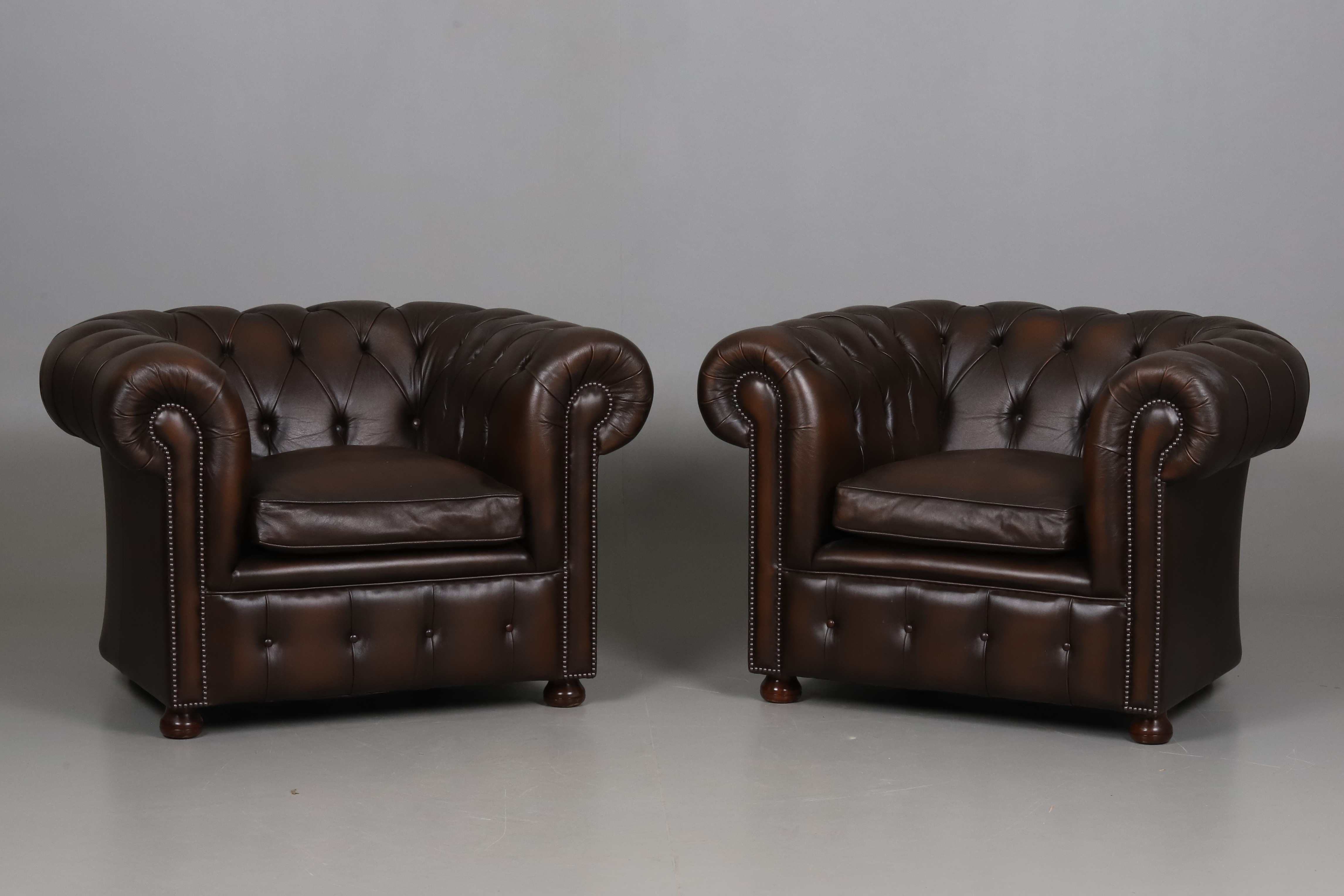 FÅTÖLJER, 1 par, läder, chesterfieldmodell, 1900-talets senare del.