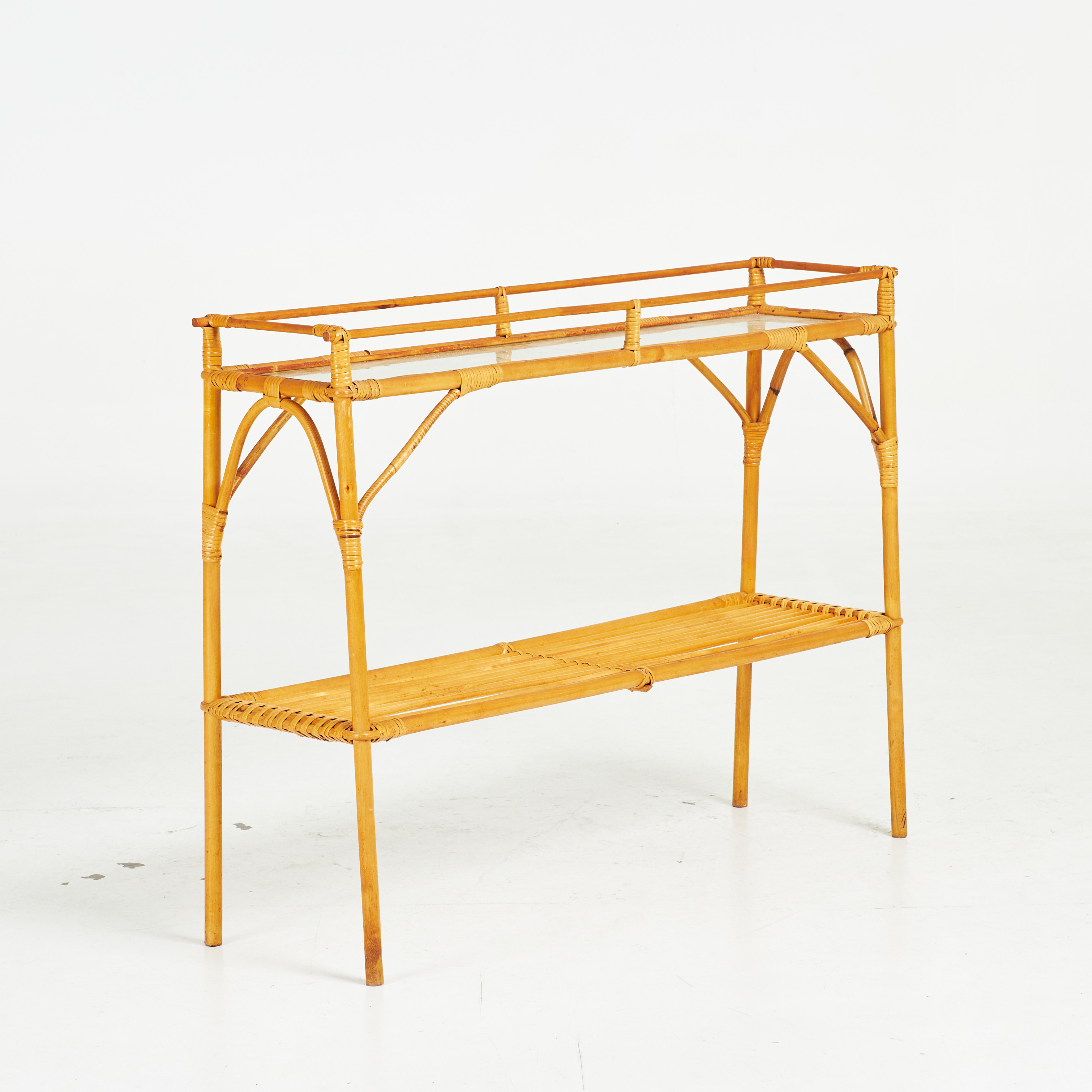 BLOMBORD, bambu och rotting, hyllplan i glas, 1900-tal.