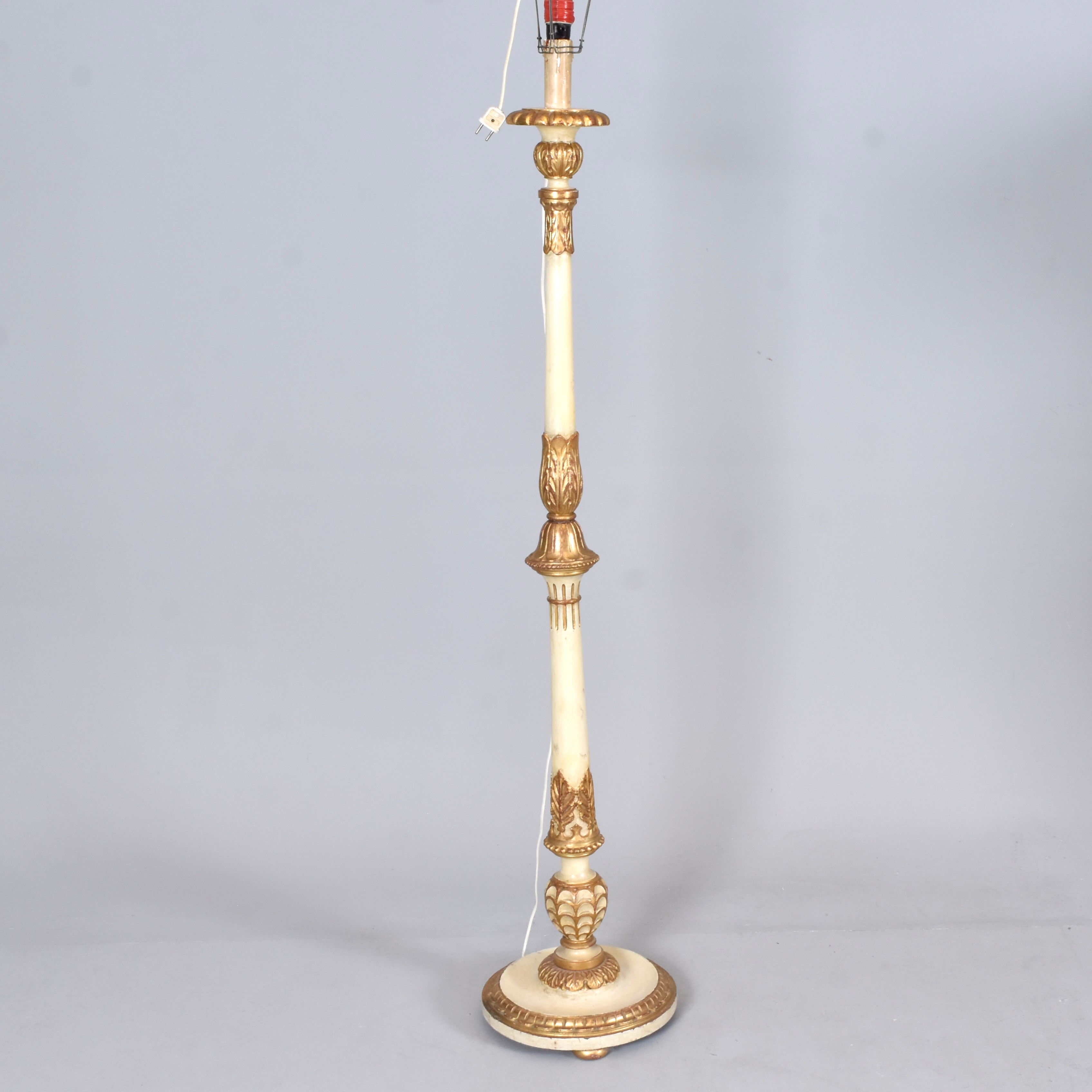 GOLVLAMPA, skuret, vitlackerat och bronserat trä.