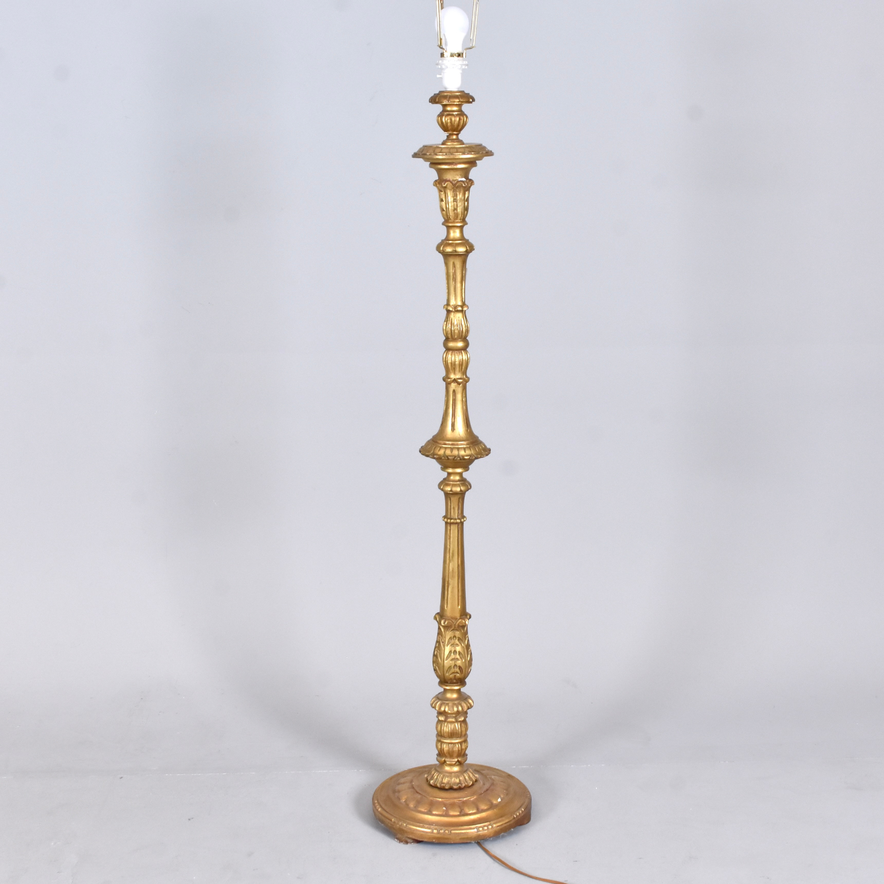 GOLVLAMPA, skuret och bronserat trä.