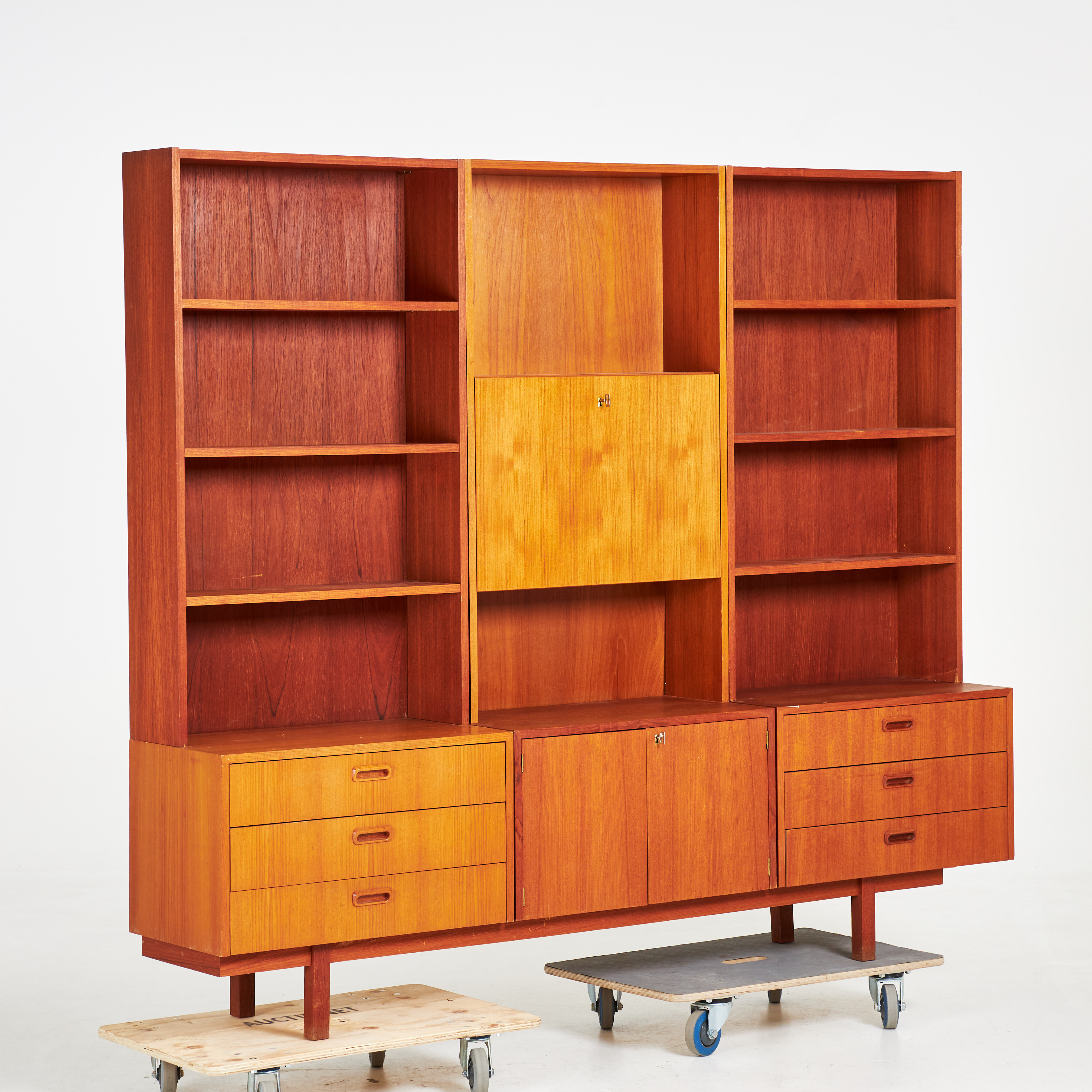 BOKHYLLA. 1960-tal, teak, 3 sektioner, drinkskåp med belysning, delbar.