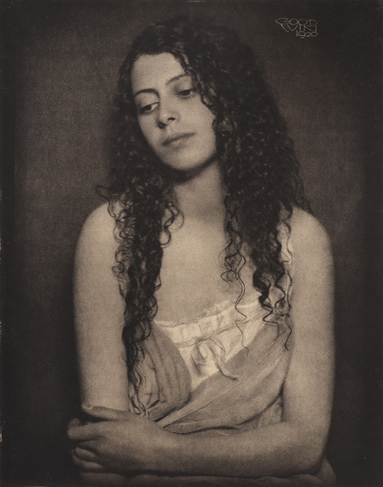 HENRY BUERGEL GOODWIN 1878-1931. KARBONTRYCK, FLICKA MED VÅTT HÅR / CARIN BERGSTRÖM UR SERIEN WET HAIR, SIGNERAD OCH DATERAD 1920.