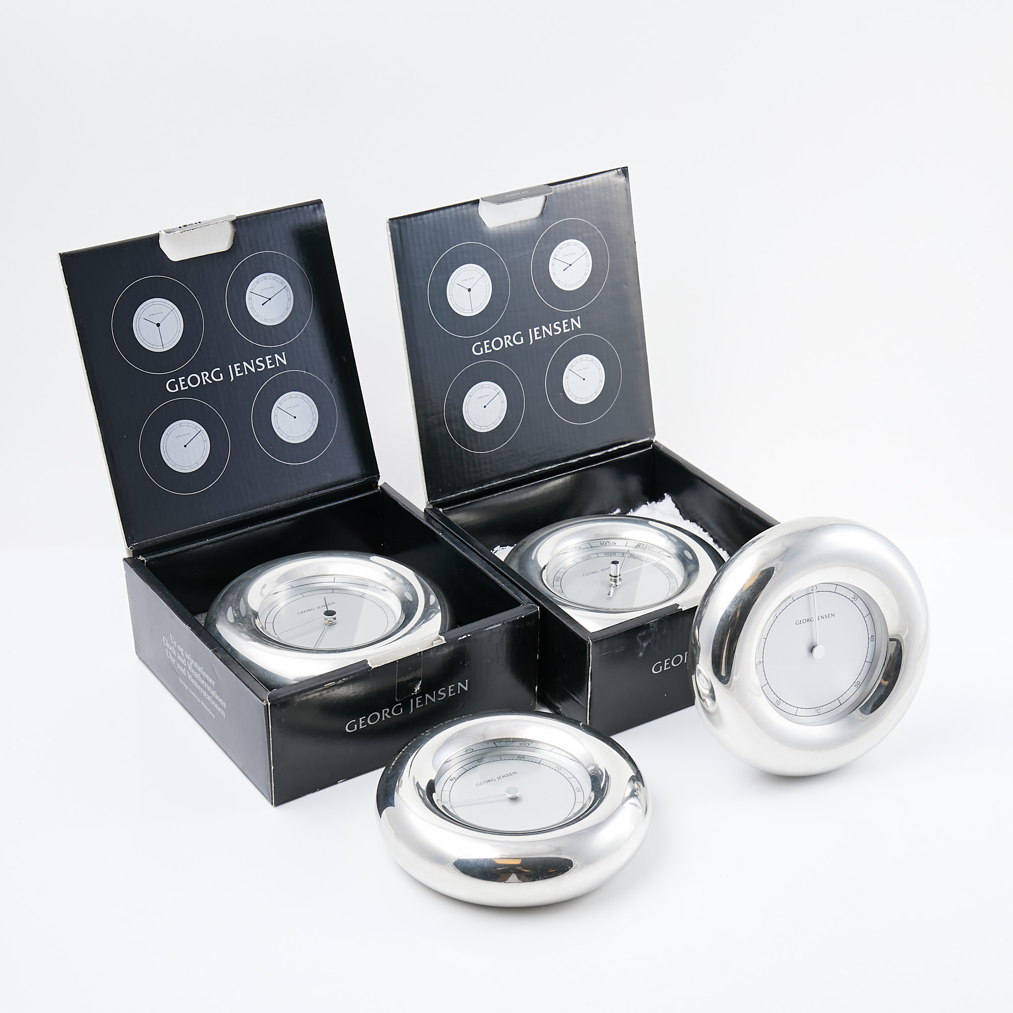 ANDREAS MIKKELSEN. Väderstation, 4 dlr, metall, glas, bestående av hygrometer, barometer, termometer samt klocka, för Georg Jensen, delvis i originalkartong.