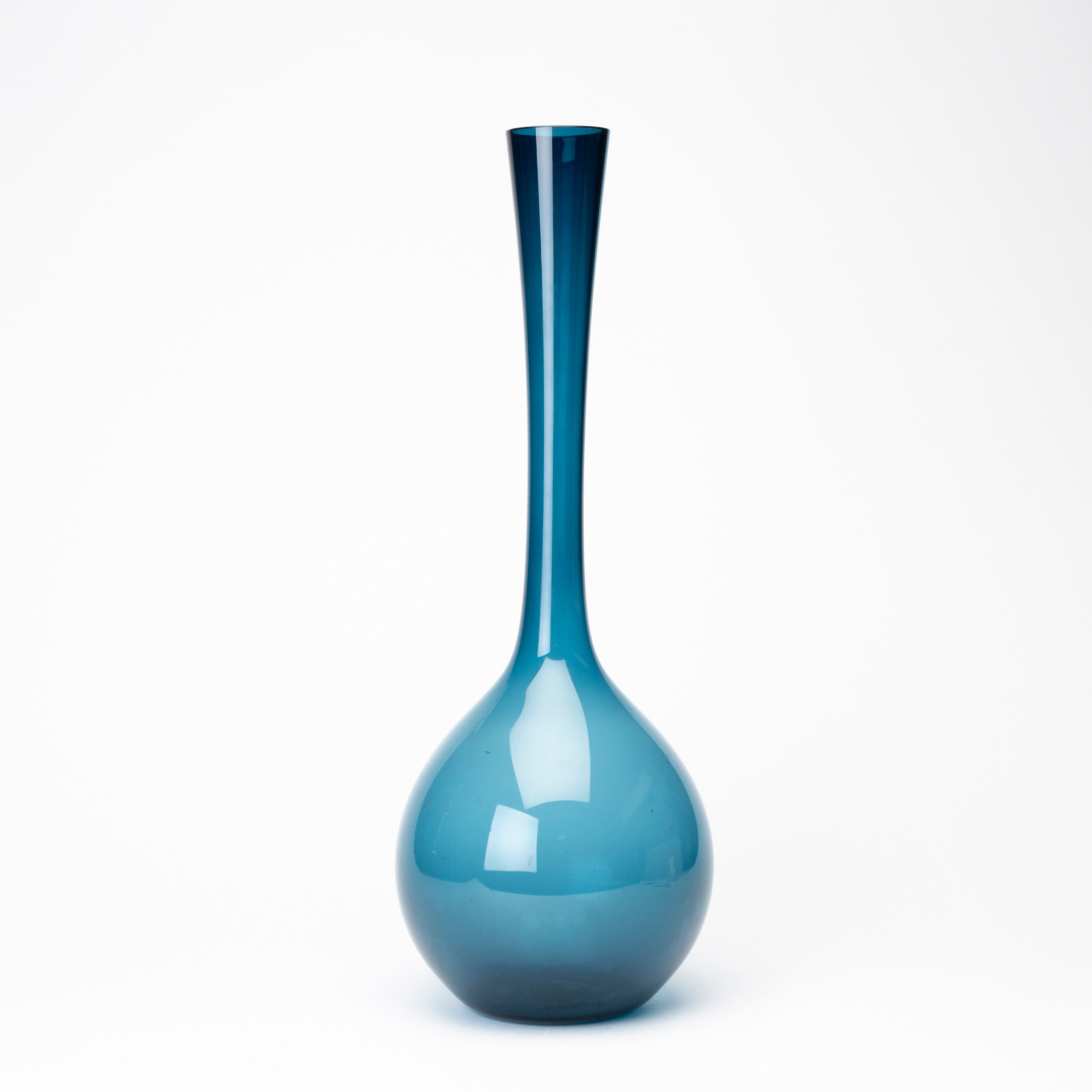 ARTHUR PERCY. BULBVAS, blåtonat glas, Gullaskruf, 1950/60-tal.