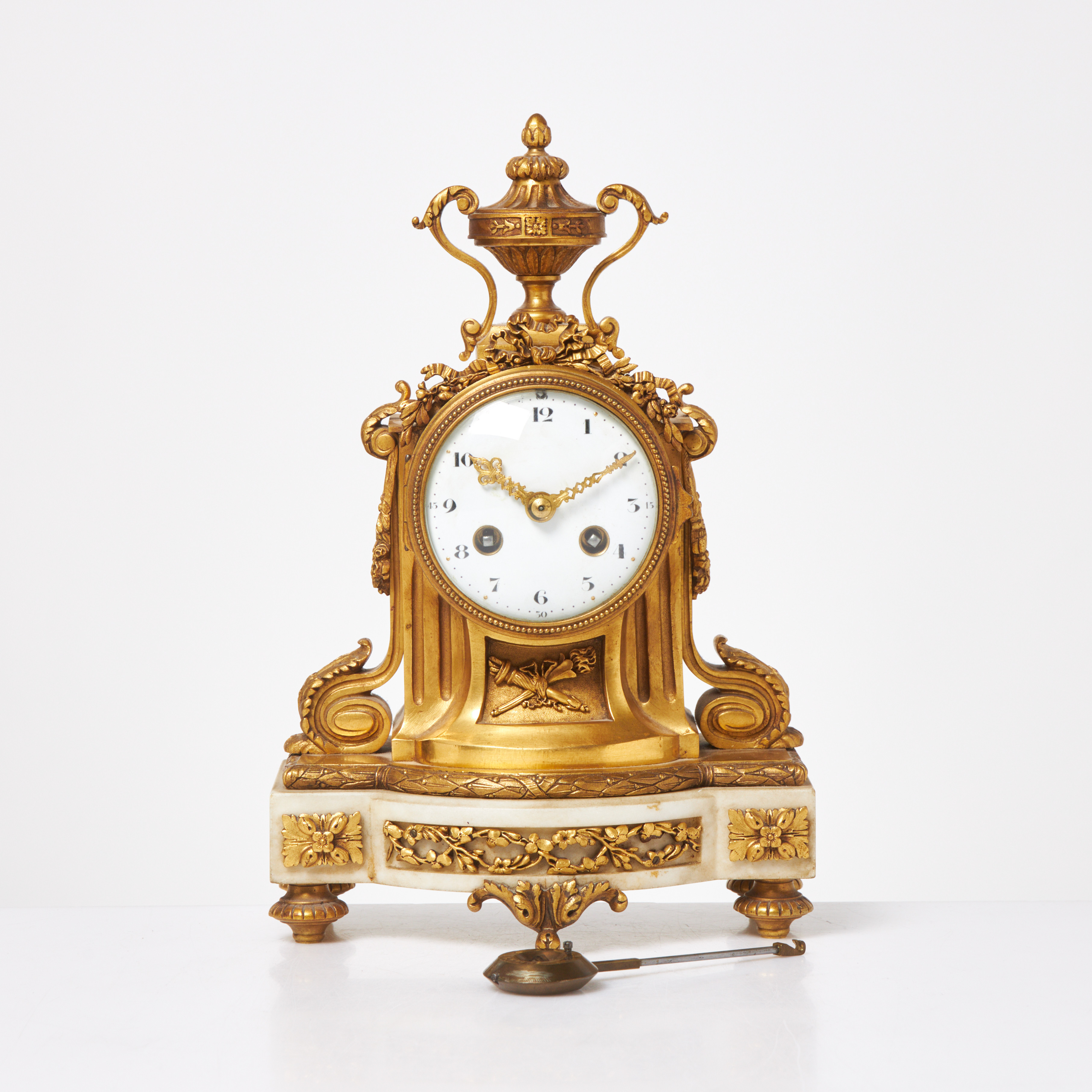 BORDSPENDYL, Louis XVI-stil, gulmetall, stensockel, emaljerad urtavla med arabiska siffror, Frankrike, 1900-tal.