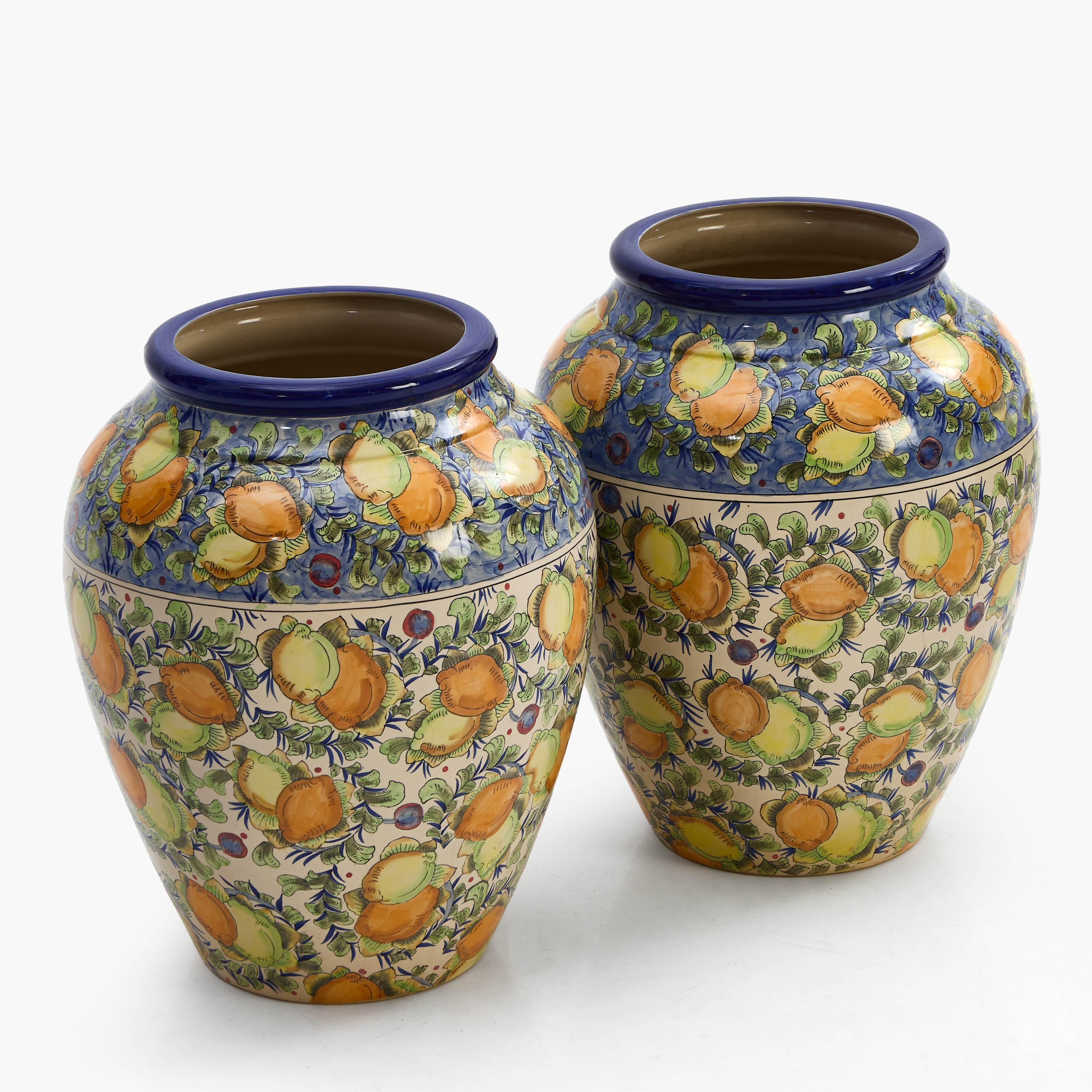 GOLVURNOR, ett par, Italien, 1900-talets andra hält. Polykromt måleri med citroner.