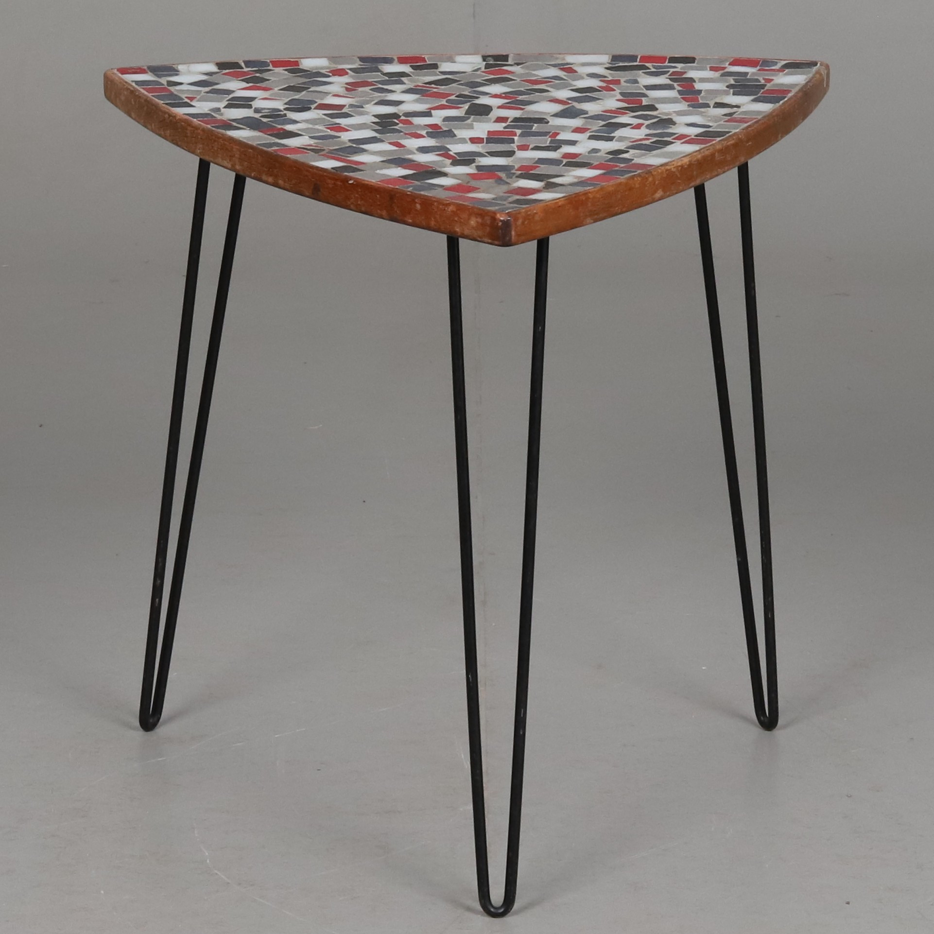 SIDOBORD. Metallben med mosaikträskiva. 1950/60-tal.