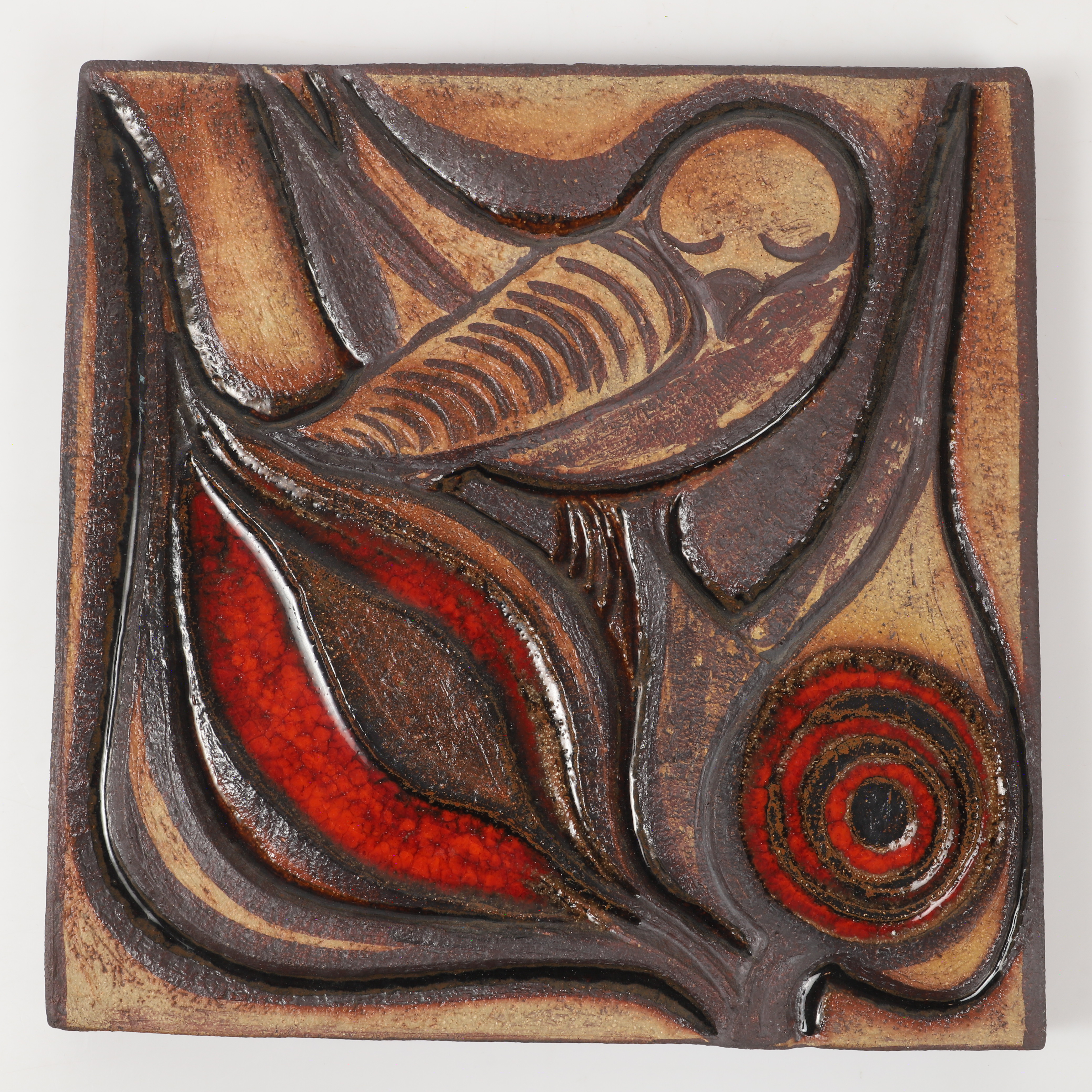 NOOMI BACKHAUSEN. Väggrelief, delvis glaserad keramik, Søholm, Danmark.