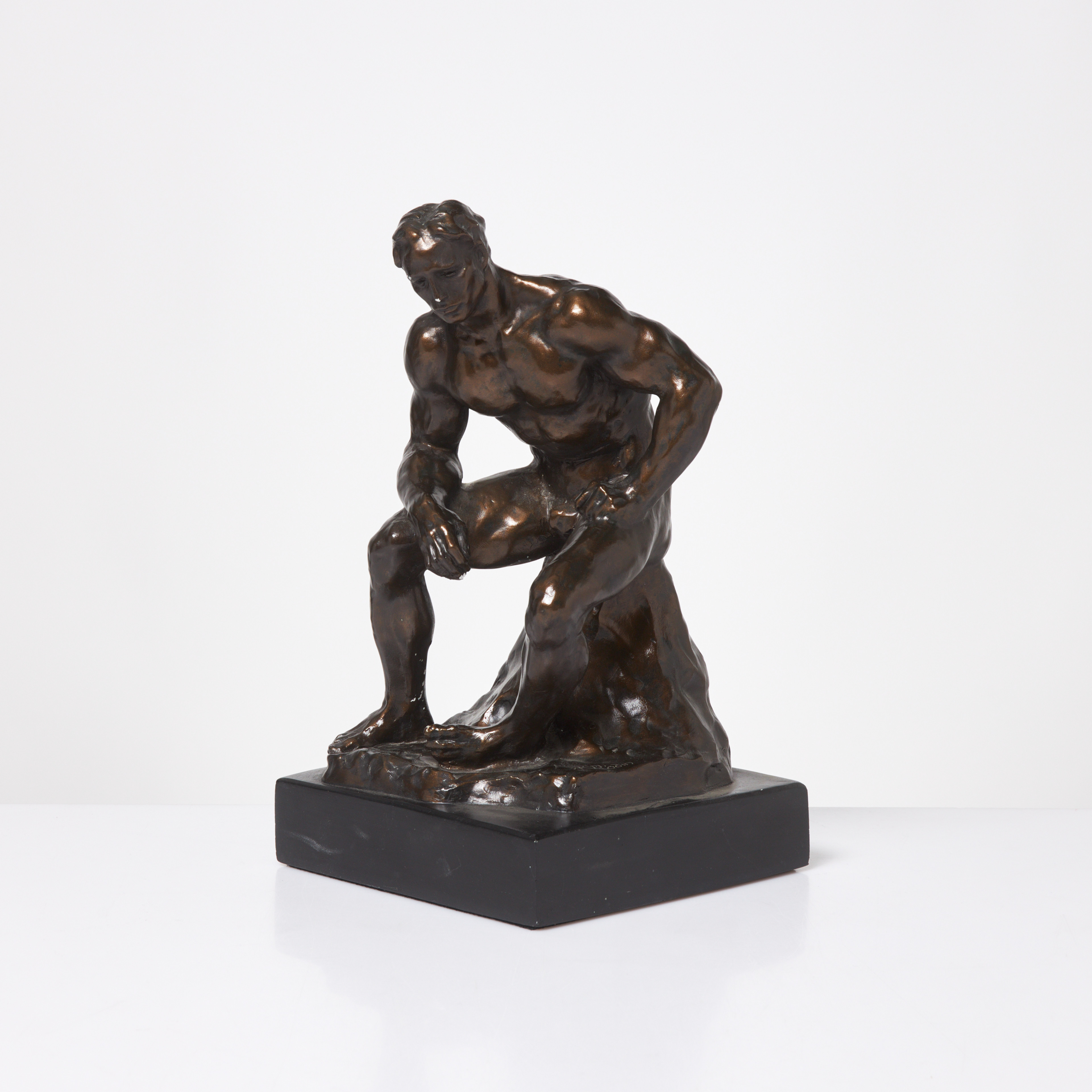 AUGUSTE RODIN. EFTER. SKULPTUR, patinerad konstmassa, träsockel, signerad A Rodin.