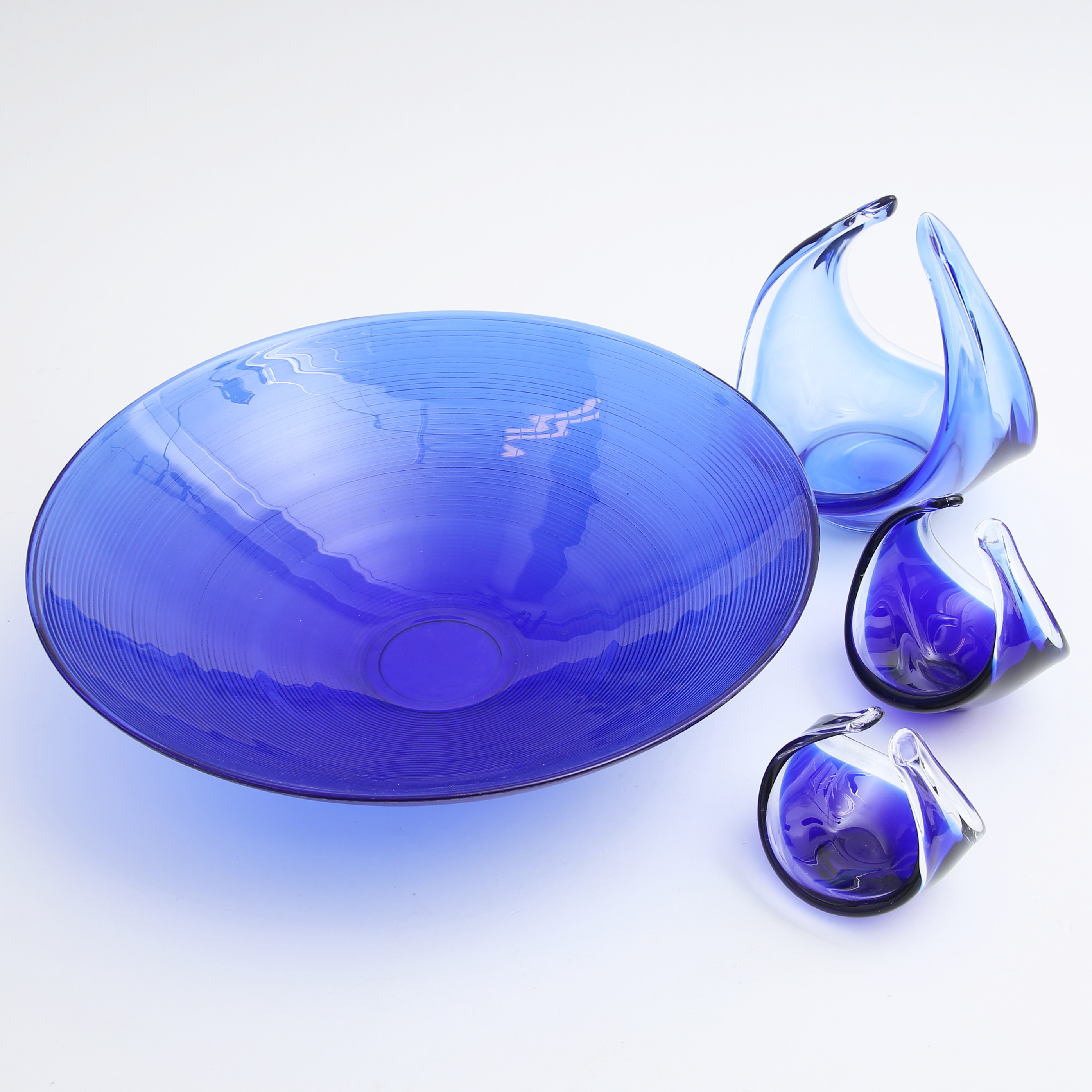 SKÅLAR, 4 st, blåtonat glas delvis underfång, 1900-tal.