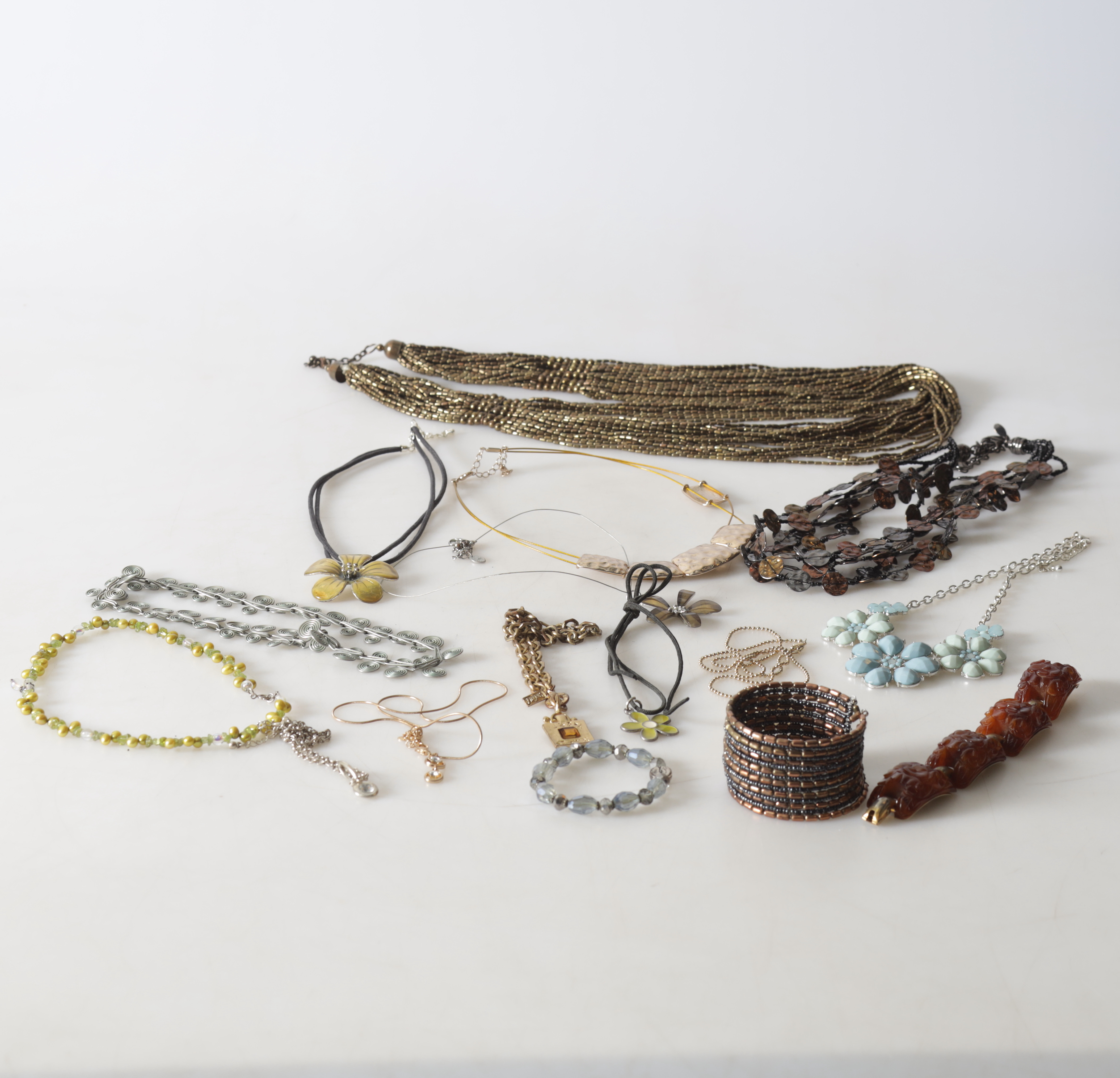 BIJOUTERIER, 16 delar, armband och halsband.