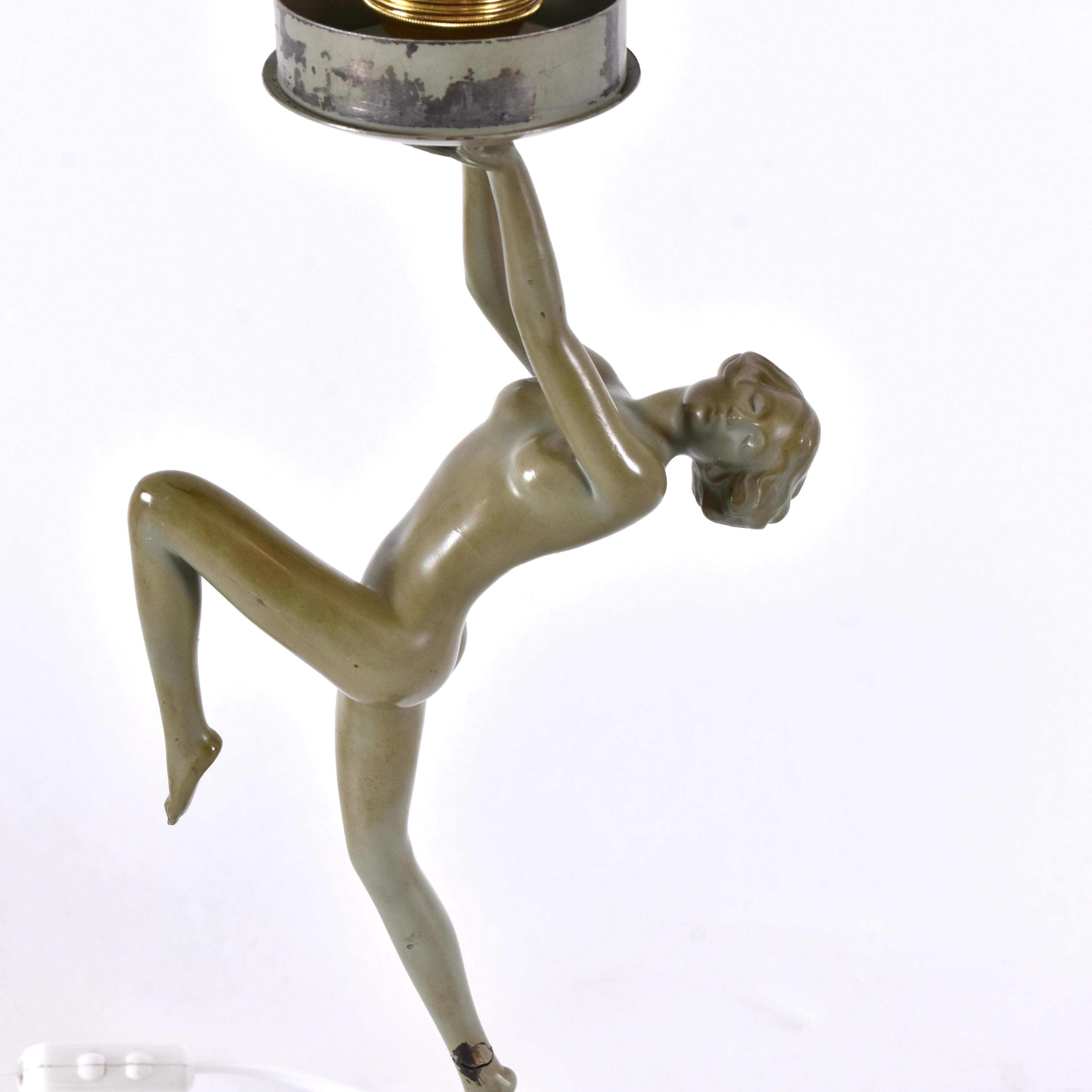 JOSEF LORENZL. EFTER. bordslampa, patinerad metall på vit marmorsockel.