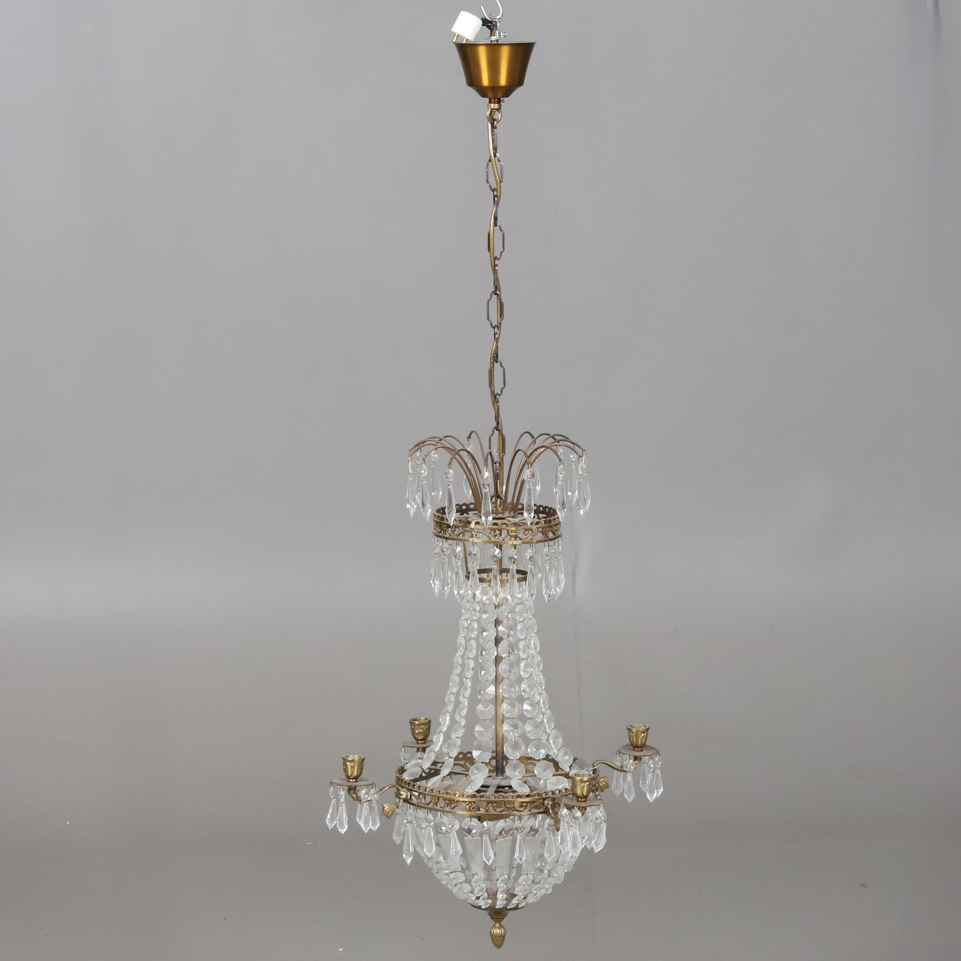 Ljuskrona för fyra ljus, elektrifierad.