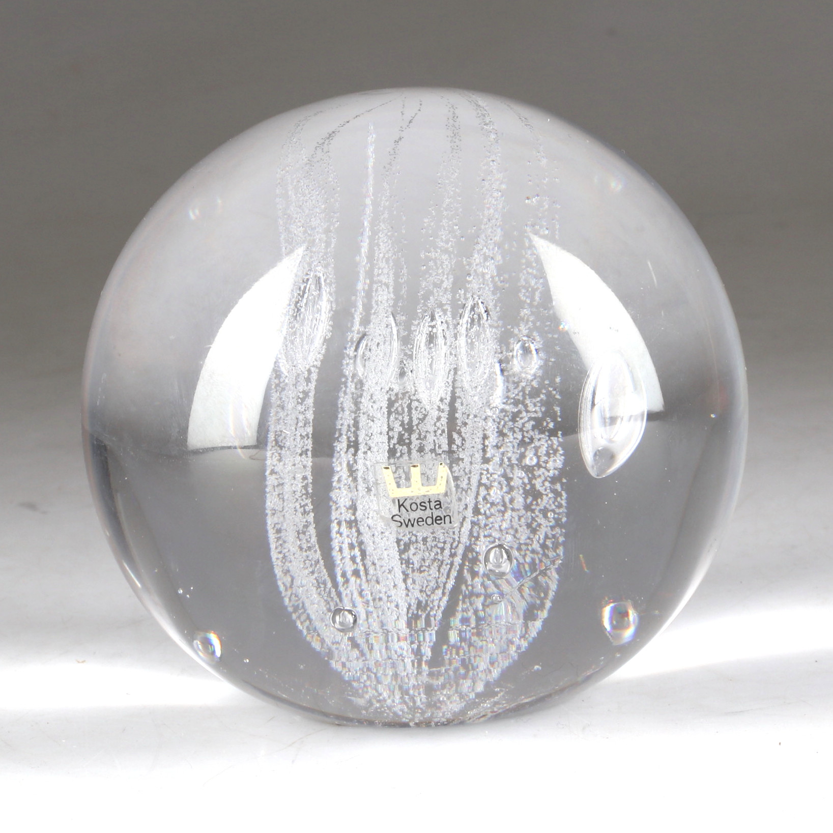 VICKE LINDSTRAND. Brevpress, glas, Kosta.