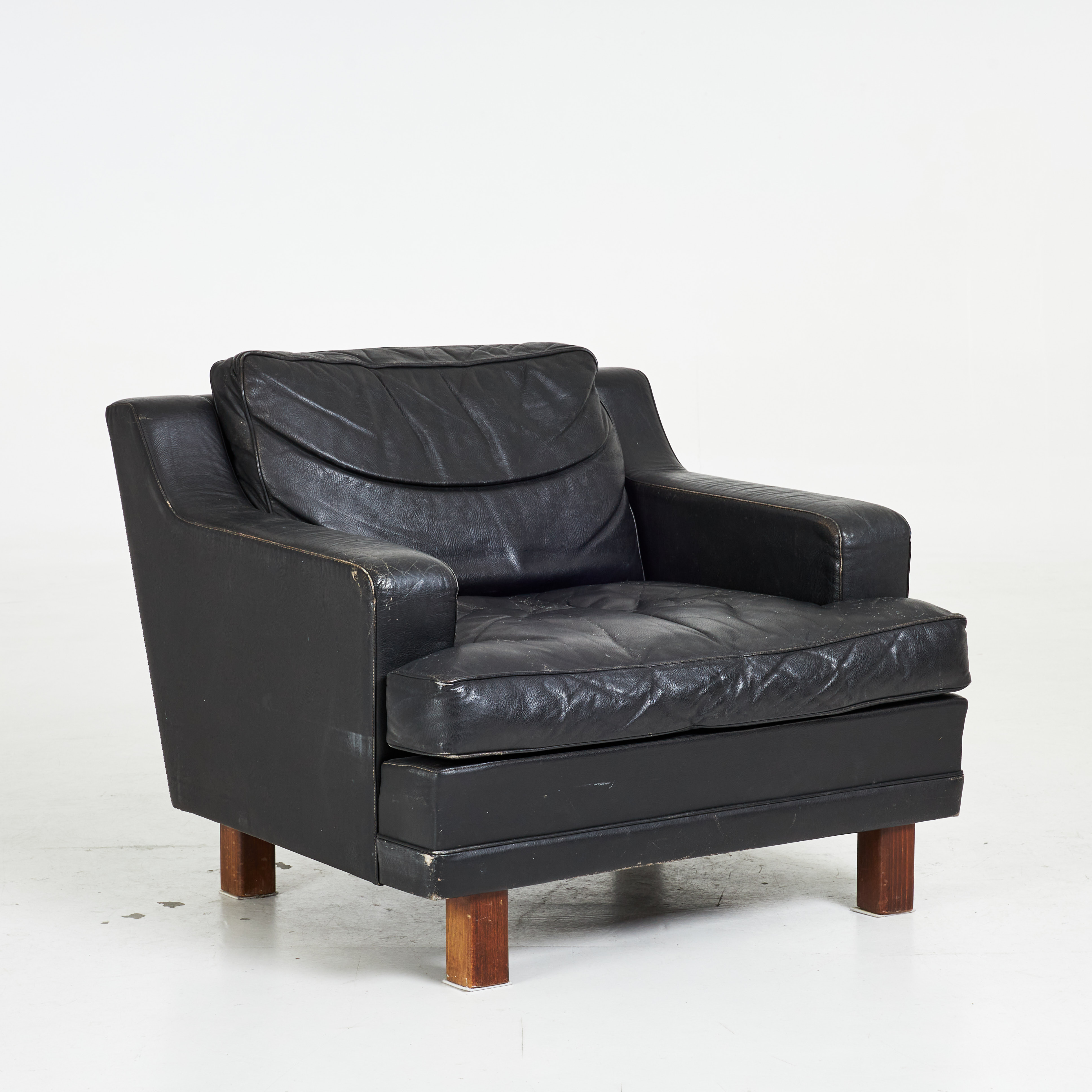 FÅTÖLJ, ca 1960-tal, svart skinnklädsel, lösa plymåer.