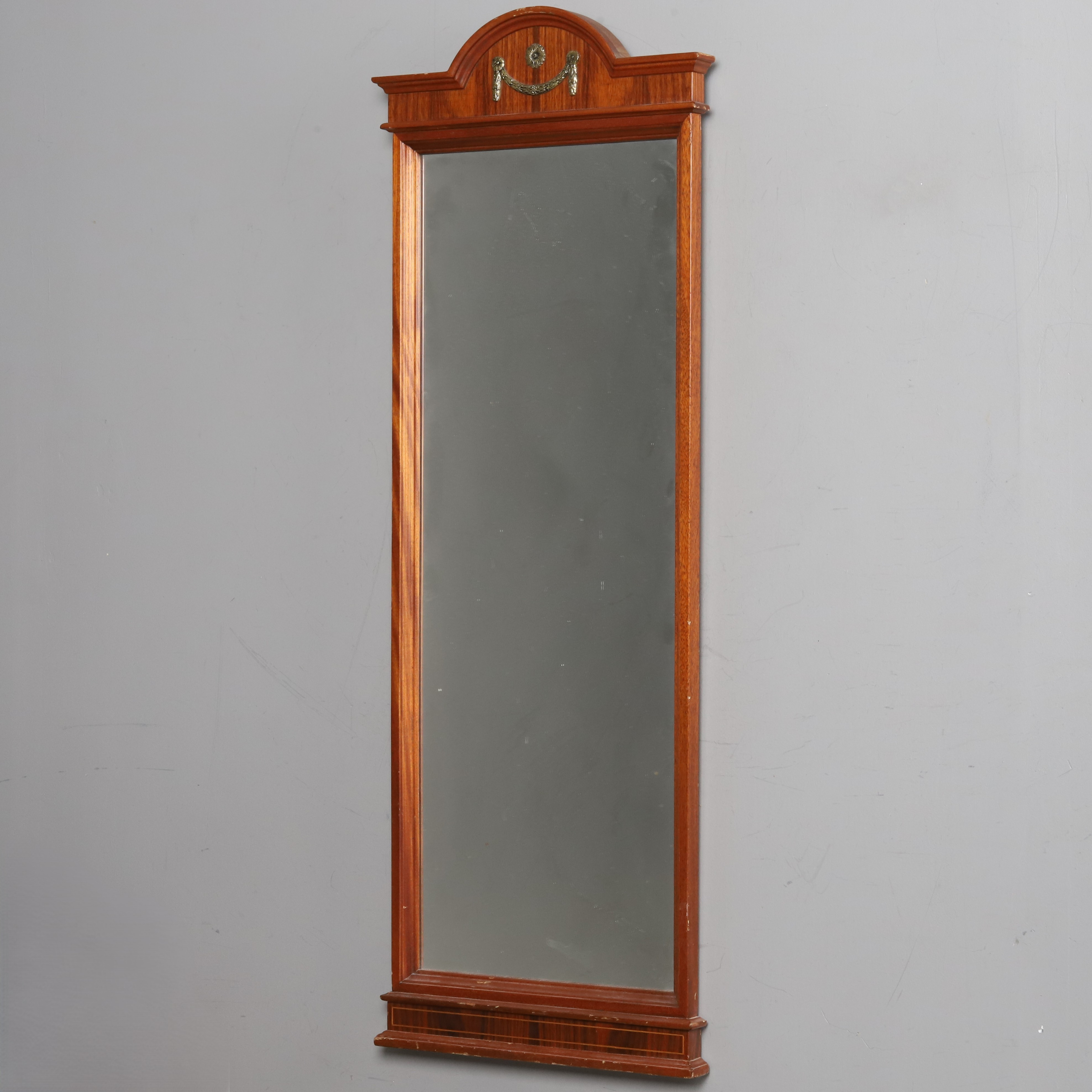 SPEGEL. Trä med mässingsdetaljer.