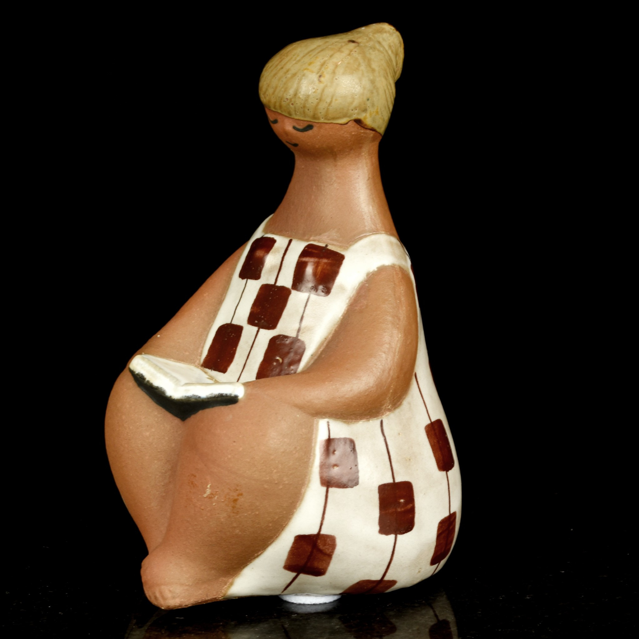 LISA LARSON. Figurin "Charlotta" Ur ABC-flickorna, Gustavsberg, delvis glaserat lergods, märkt på godset samt med etikett.