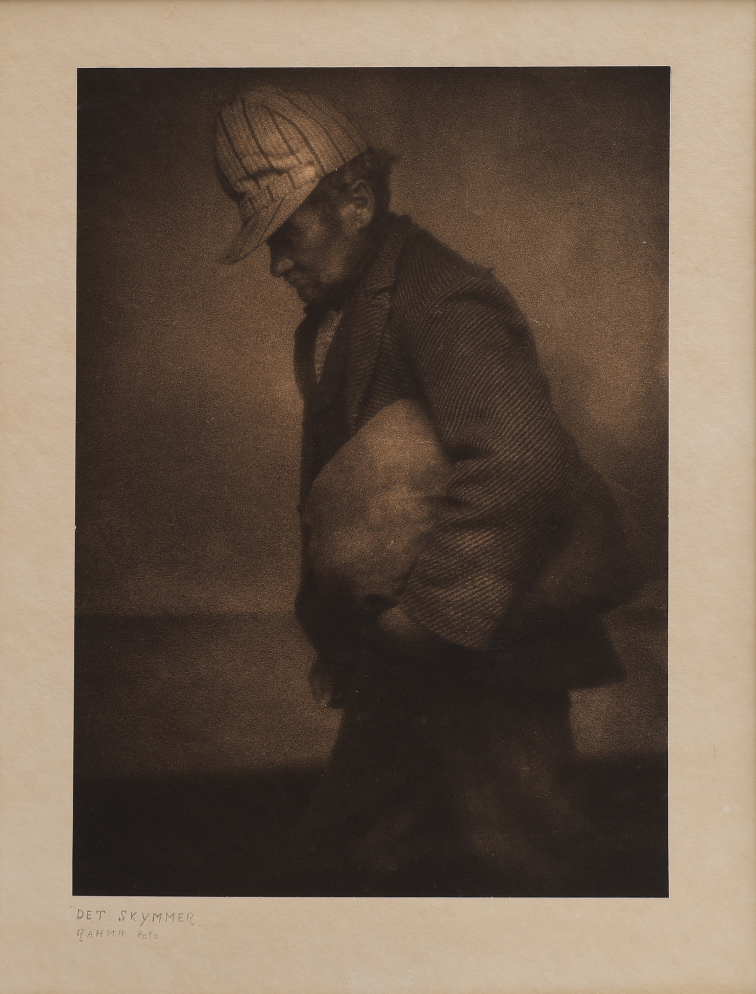 ALBERT WILHELM RAHMN 1871-1947. KOLPIGMENTFOTOGRAFI / HÖCHHEIMERTRYCK, "DET SKYMMER"/"JORDVANDRING", SIGNERAD, UTFÖRD O. 1920.