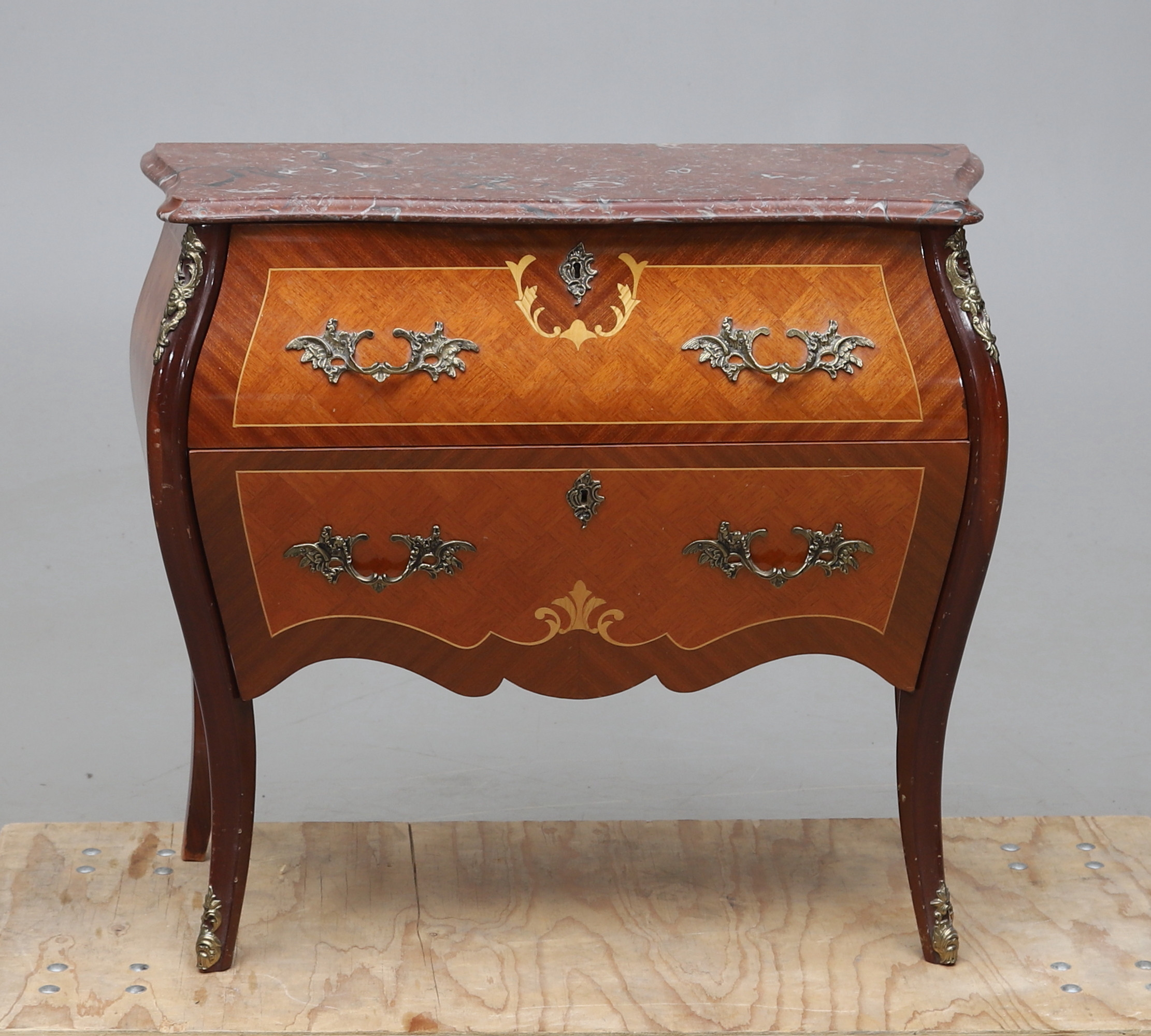 BYRÅ, rokokostil, 1900-tal.