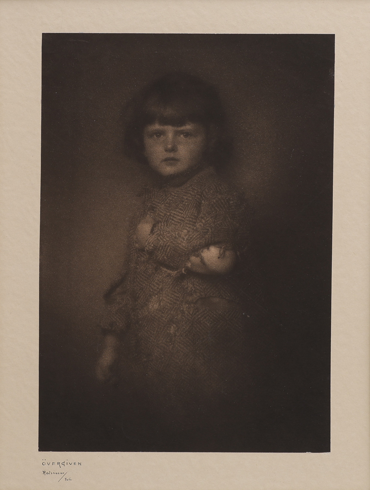 ALBERT WILHELM RAHMN 1871-1947. KOLPIGMENTFOTOGRAFI / HÖCHHEIMERTRYCK, "ÖVERGIVEN", SIGNERAD, UTFÖRD O. 1920.