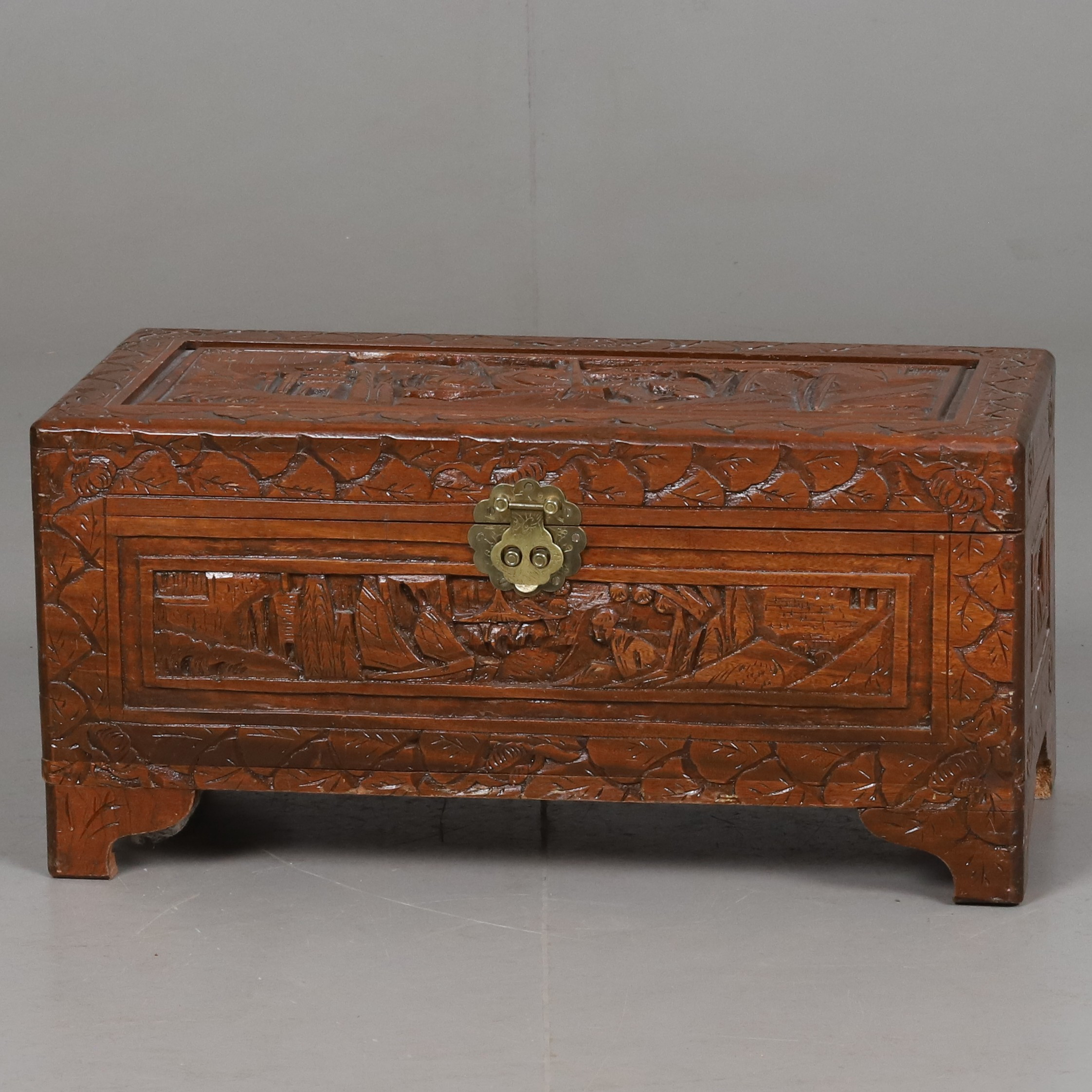 KAMFERKISTA. Skuret trä, Kina.