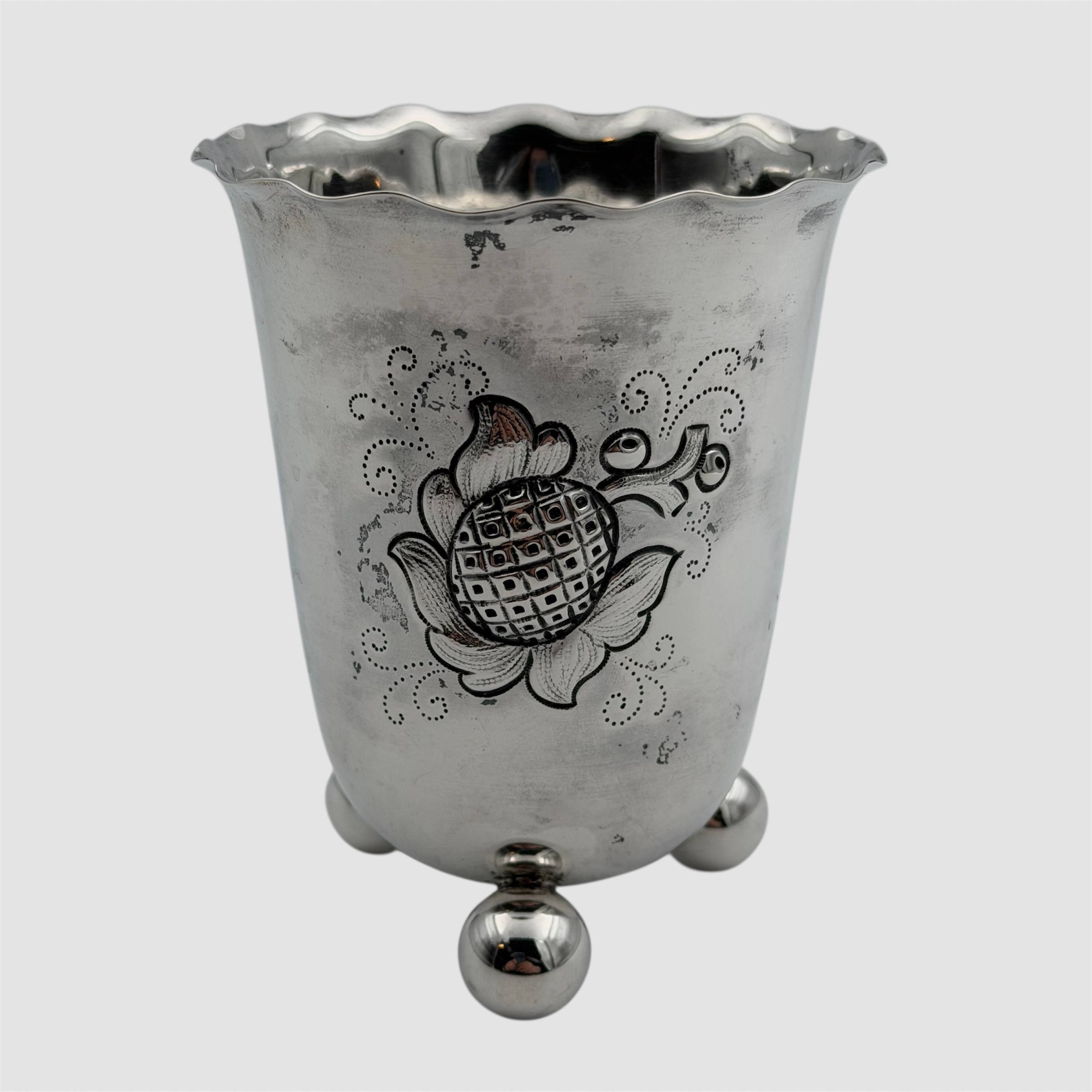 VAS, silver, barockstil, stämplad för Oscar L Olausson Stockholm 1951, konande form på kulfötter, mynning med veckad kant, liv med ciselerad och punsad dekor av frukt och blad.