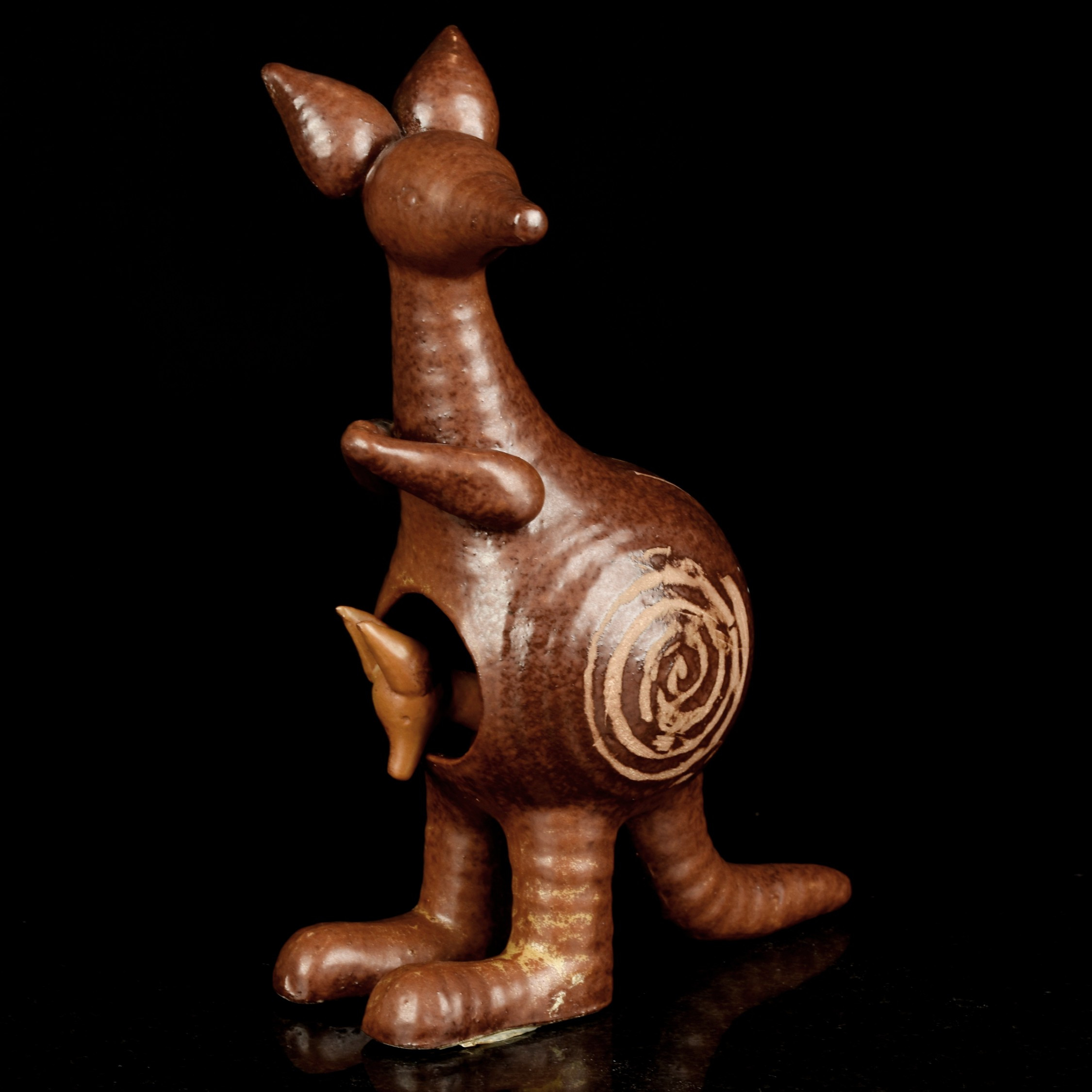 LISA LARSON. Figurin / Skulptur "Känguru med unge", ur serien "Stora Zoo", Gustavsberg.