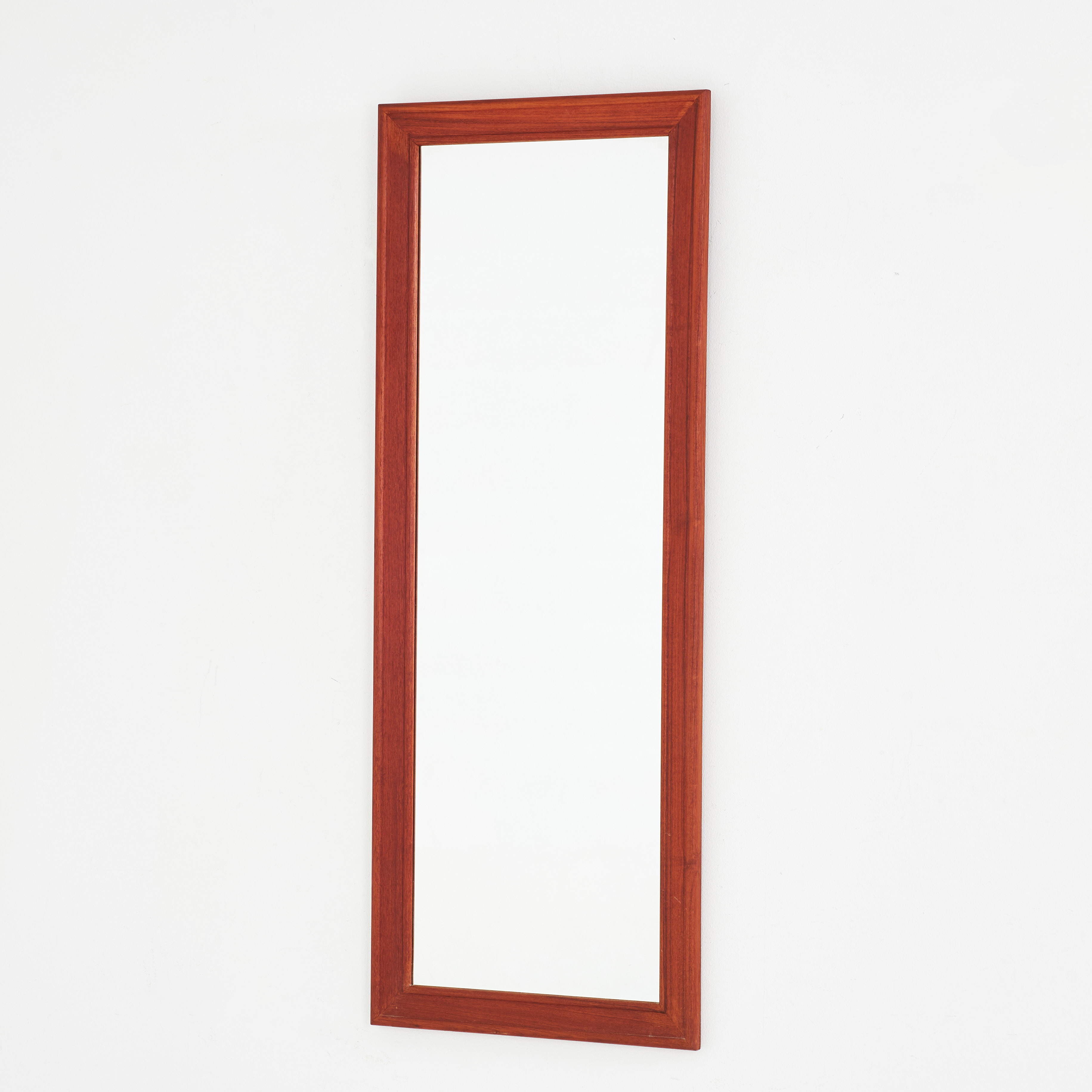 Spegel, betsad ek, märkt MK Kuvastin, Finland, 1980-tal.