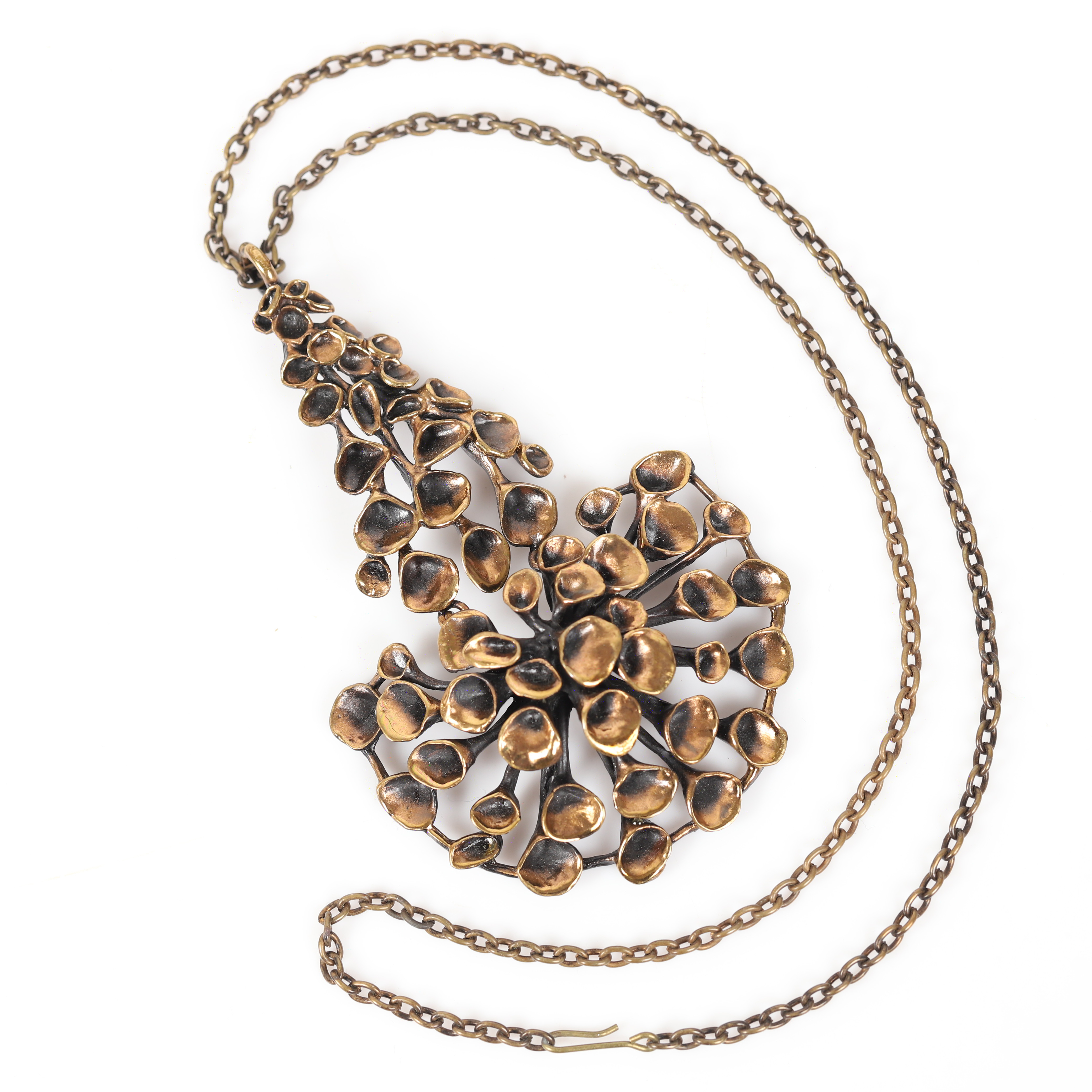 HANNU IKONEN. Hänge, "Lava", brons, Valo Koru, Finland.