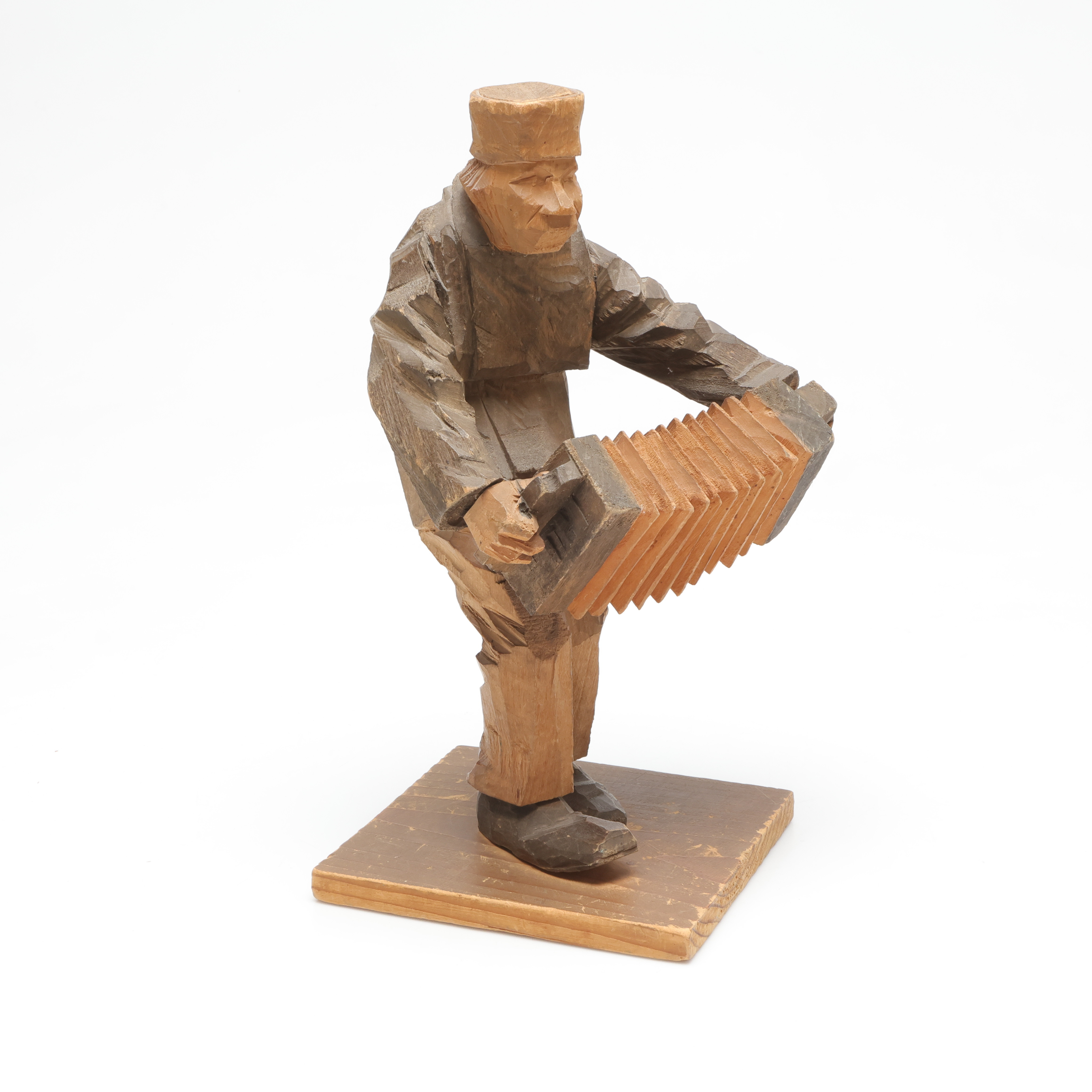 AXEL PETERSSON "DÖDERHULTARN", Skulptur, stående dragspelare, snidat och bemålat trä, stämpelsignerad.