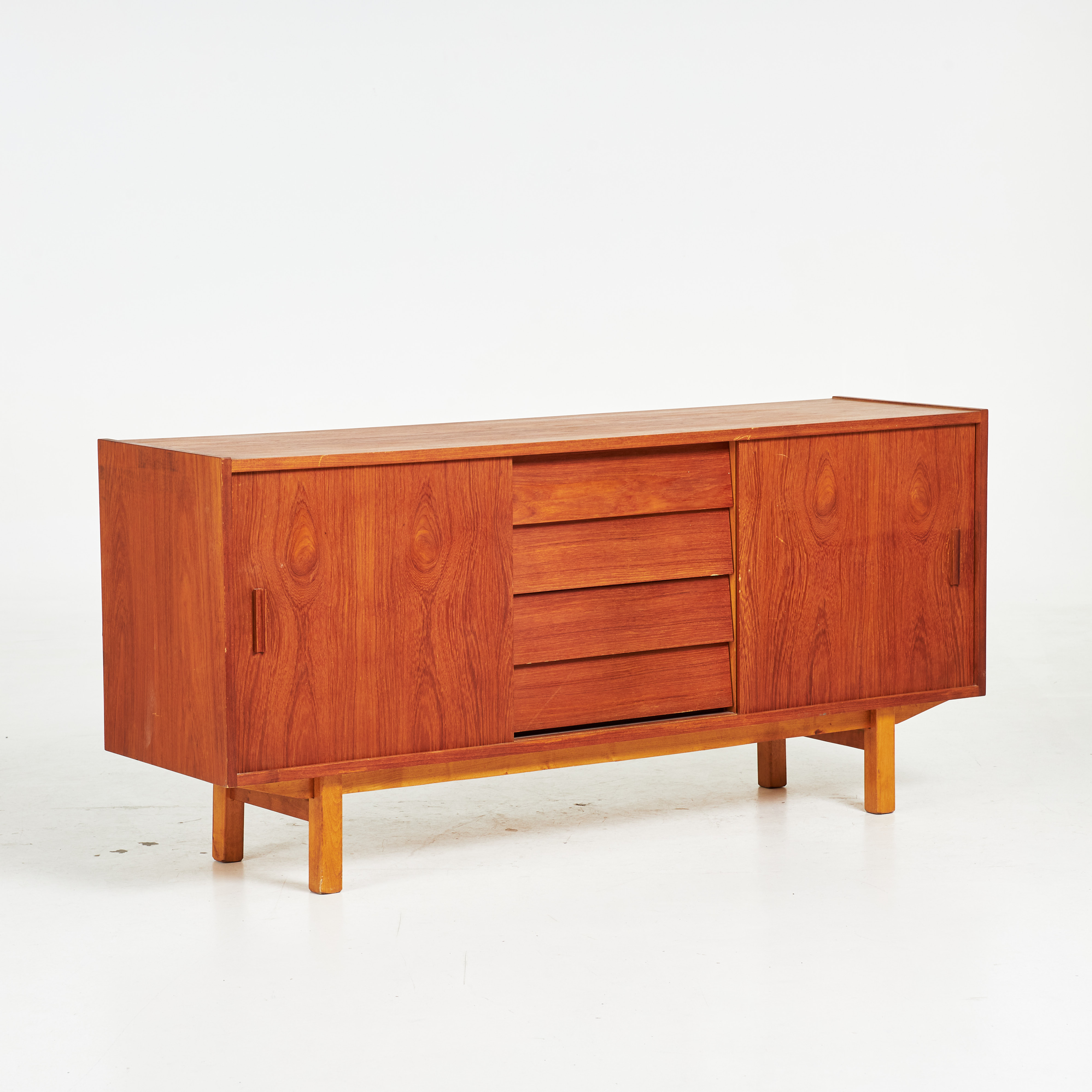 SIDEBOARD, 1900-talets mitt, teakfanér, skjutdörrar samt 4 utdragbara lådor, inredd med hyllplan.